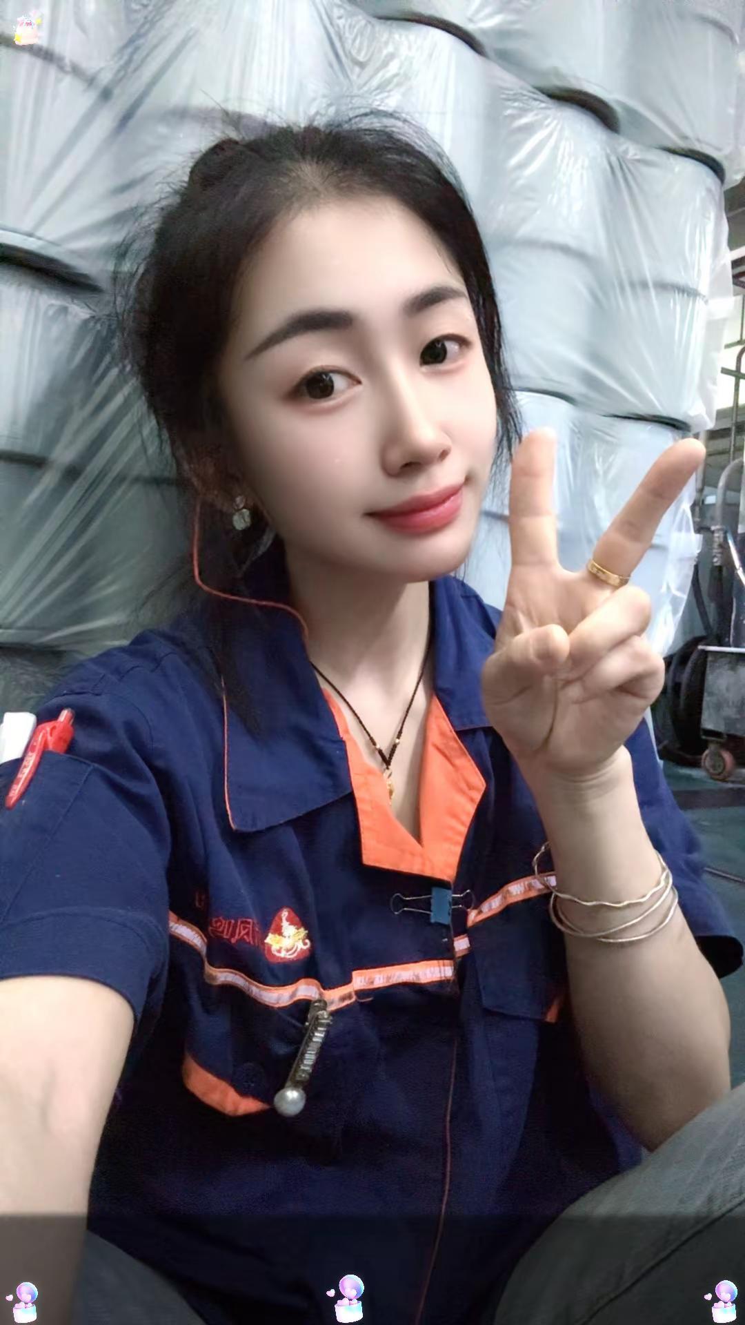 “今年好好干，争取买件（碎花裙）！           也感受一下（polo）衫