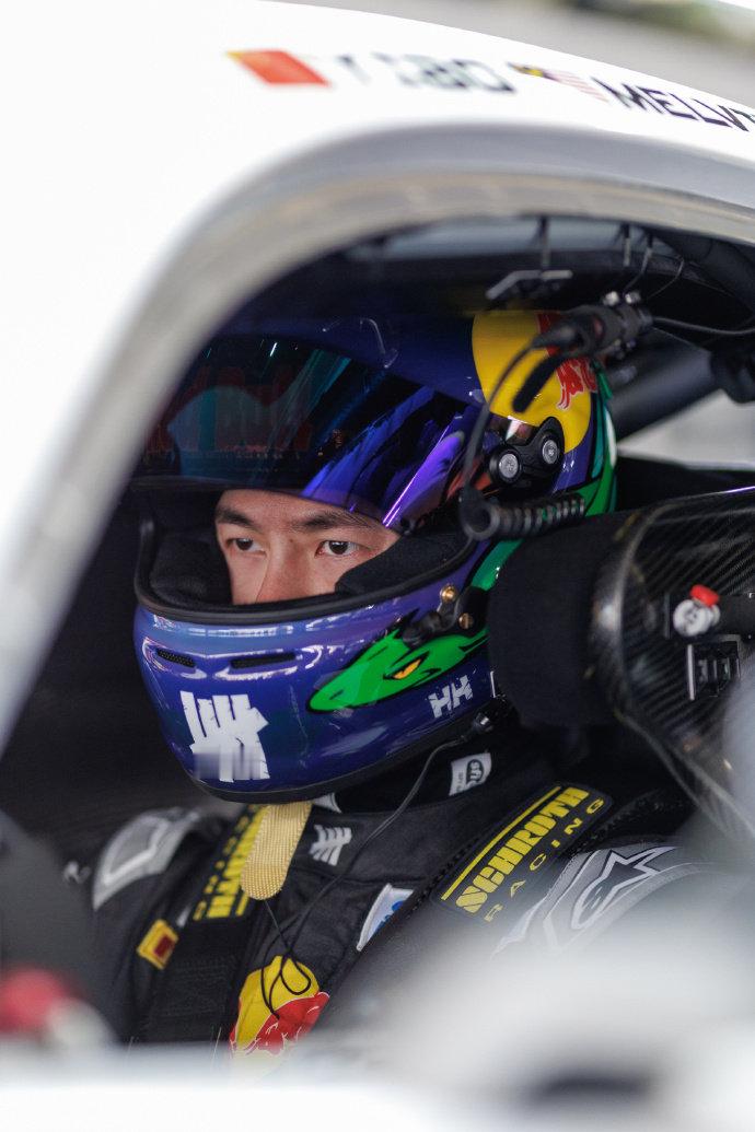 王一博疾驰有度进无止境 王一博85号车组揭幕战顺利完赛 王一博85号车组揭幕战顺