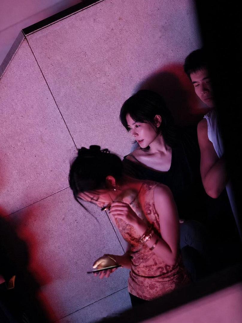 王菲李嫣同框看演唱会王菲陪李嫣看重塑演唱会 王菲低调陪女儿追星，果然品味会遗传，