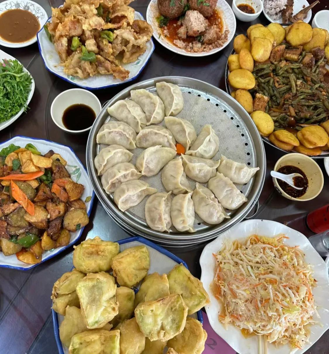 来个东北人说一说，在东北的饭馆点餐，服务员上的每道菜份量都很大吗？要是份量大的话