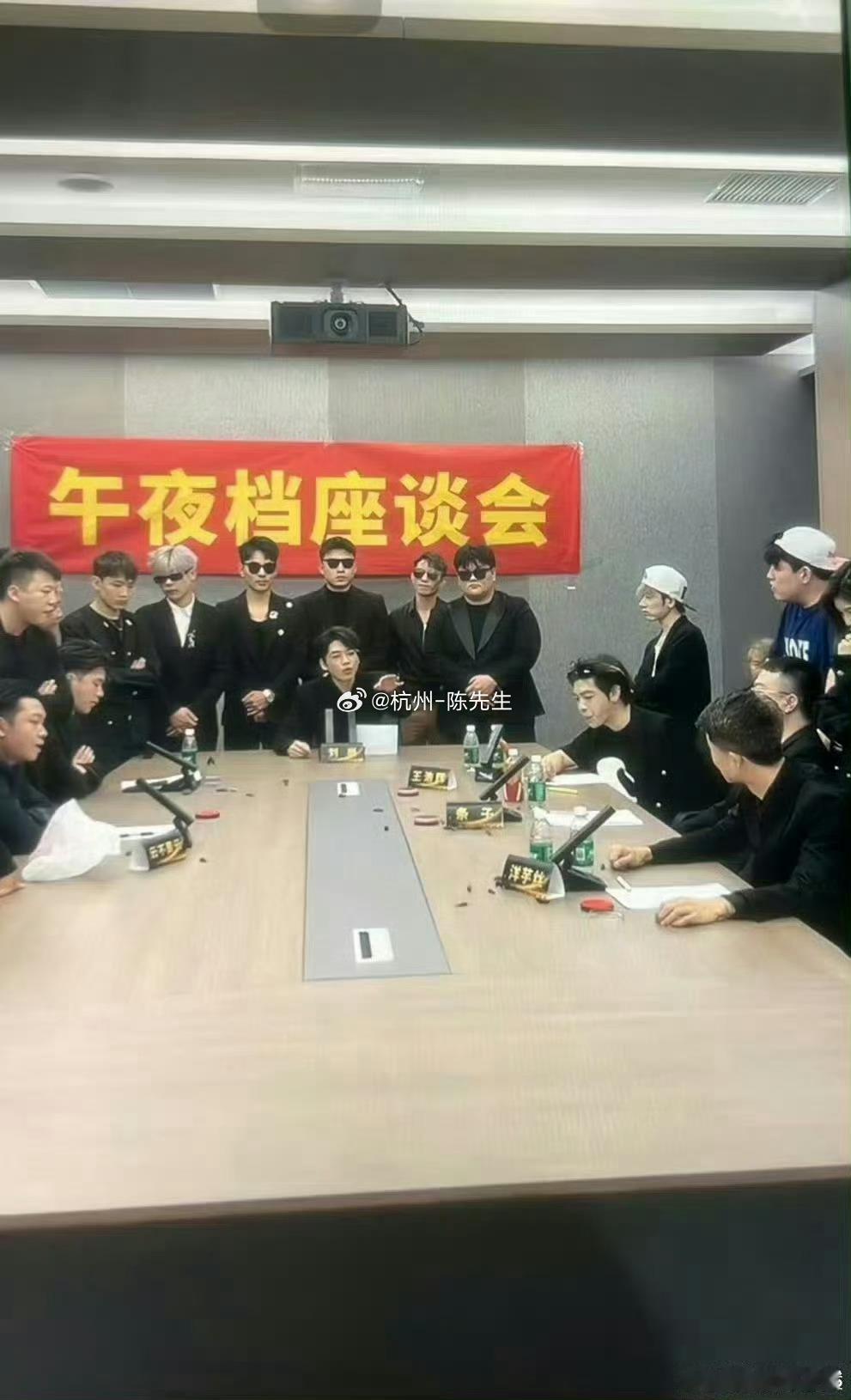 快手坐拥千万粉丝主播刘尚在6月30号凌晨午夜邀请众多百万粉丝主播一起摆拍，为博取
