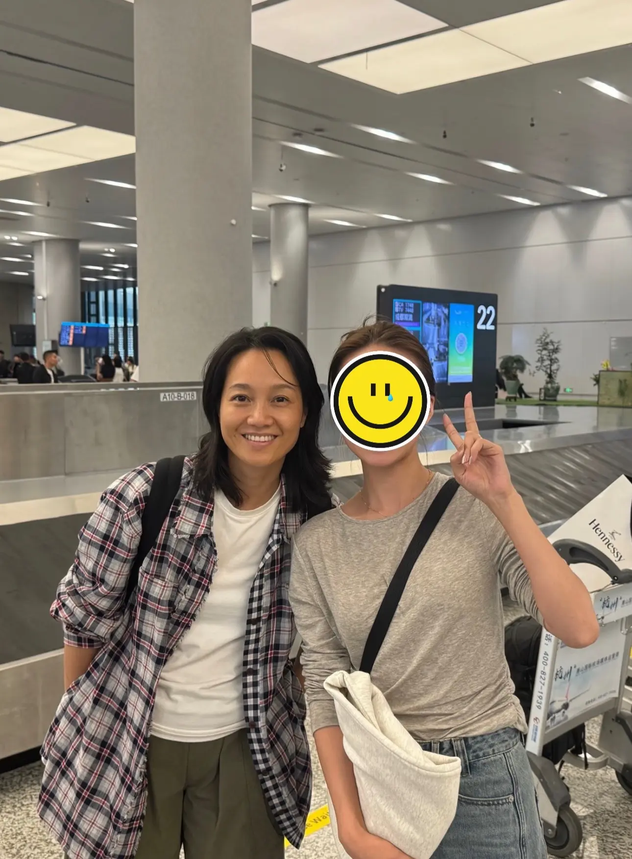 朱丹素颜出行，大方与网友合照，被赞五官底子很好