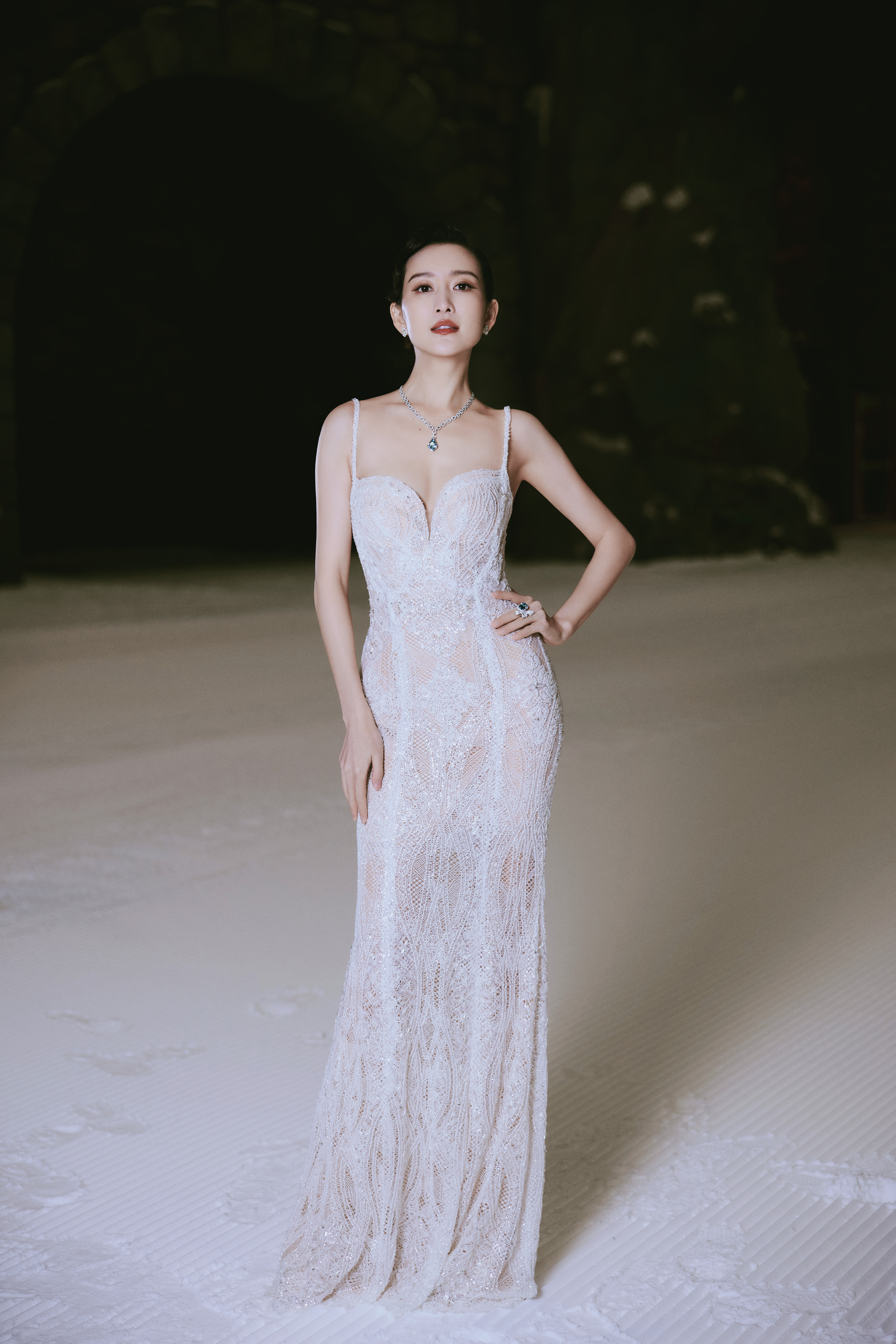 #王鸥冰雪女王造型#  不得不说，王鸥在真雪地的冰雪女王造型太让人惊艳，仿佛从童