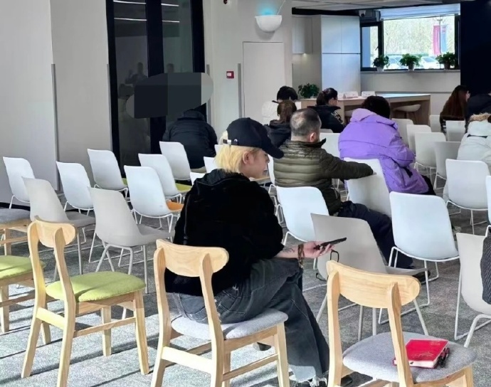 路人偶遇周震南为弟弟出席家长会，他认真参与的姿态展现出兄长担当，这种回归平凡生活