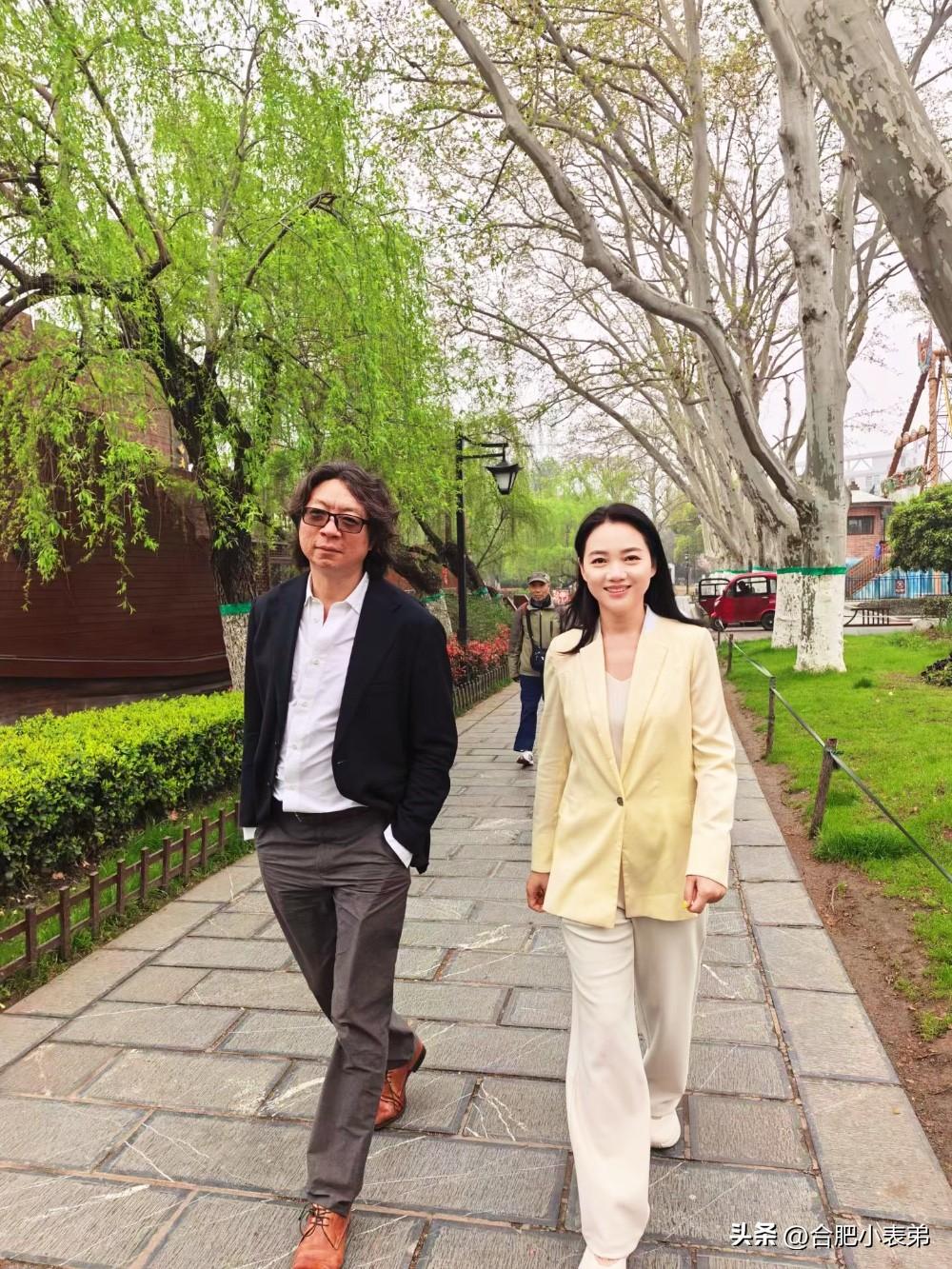 近日，知名主持人周群、作家许知远现身合肥街头打卡，从环城河环绕的老城区到天鹅湖滋