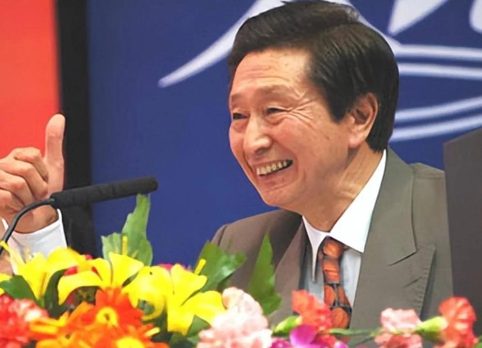 87岁的名嘴宋世雄眼下孤身一人居住在北京工人体育场周边的敬老院，子女均在海外，身