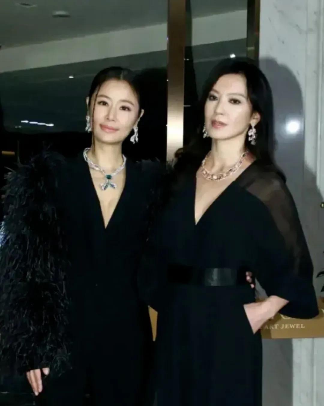 林熙蕾林心如同框
大家年龄差不多
同穿黑色，同穿V领，同样很美
从穿搭上来看
谁