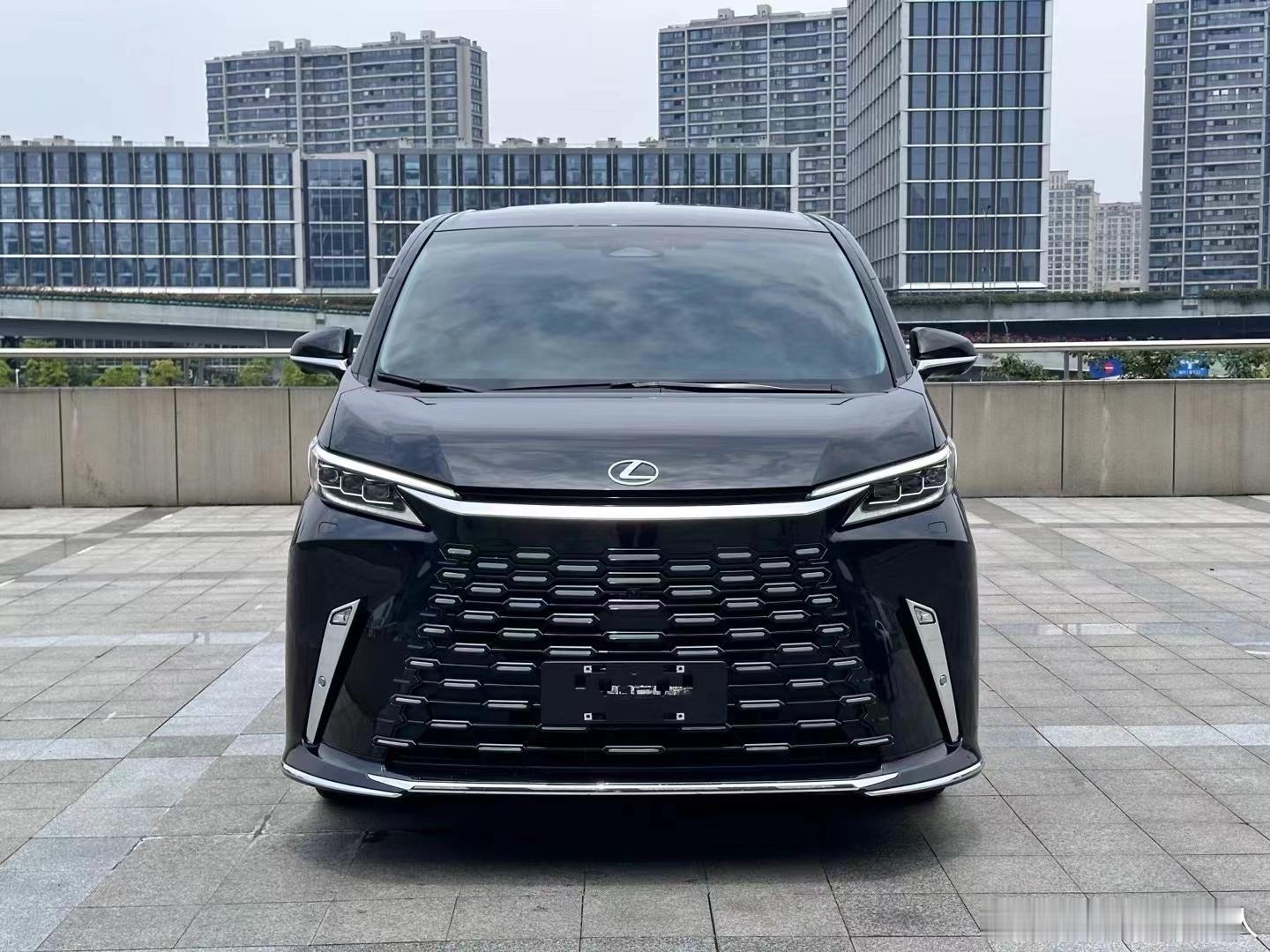 雷克萨斯LM350 7座，黑白配色，真好看！ ​​​