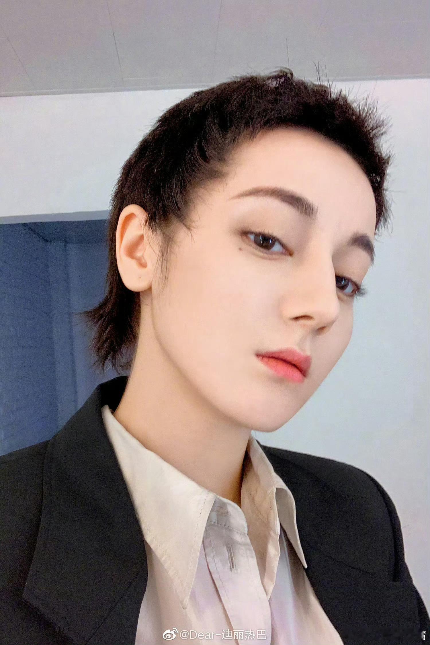 迪丽热巴能驾驭各种风格这造型还是算了吧[允悲] ​​​