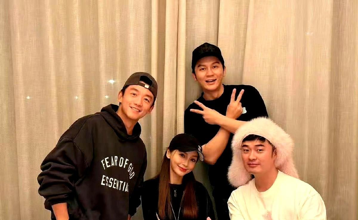 看到Baby和老兄弟们在上海重聚，还故意复刻了十年前的站位，我这“老粉”的眼眶瞬