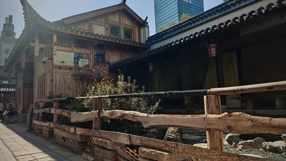 分享城市新鲜事长沙新的网红打卡地潮宗街最近出了一个火灾，把一座金丝楠木展览厅给烧