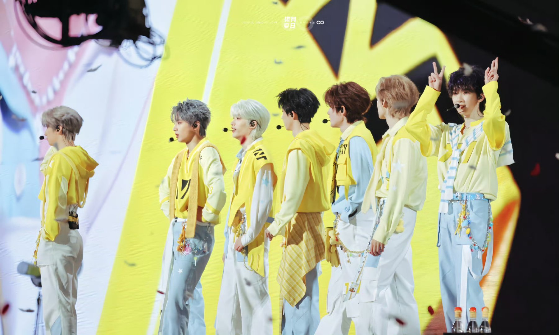 时代少年团 时代少年团 破局向新 时代少年团杂志质感大片 “秋风拂过你的脸颊，温