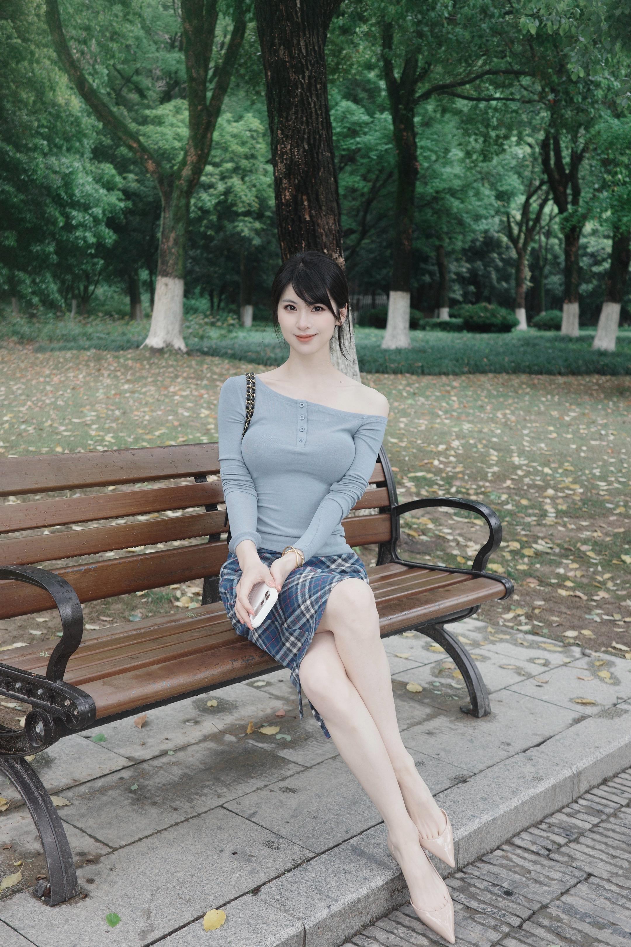 月光缠绵 躲在心里面。