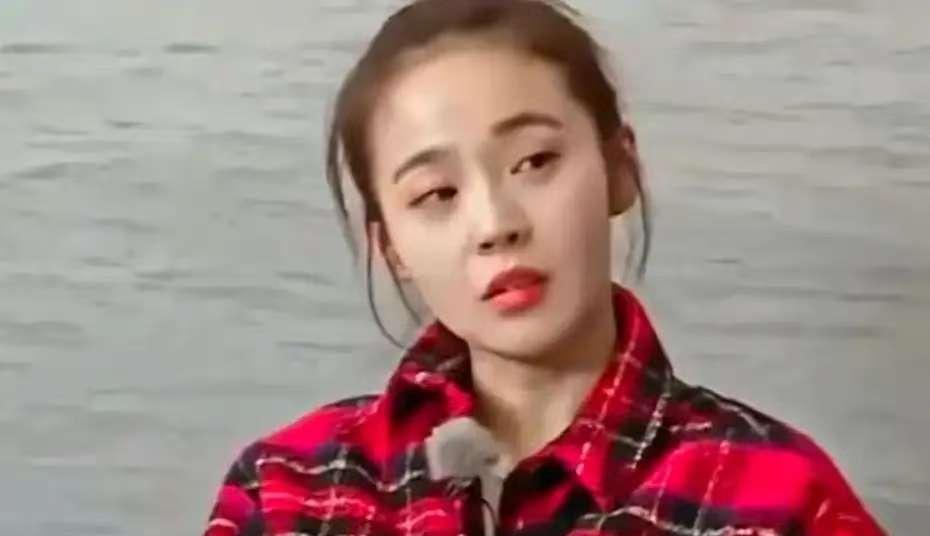 她把婚戒放回首饰盒里。
笑着说：我不着急。
你别急着骂她叛逆。
很多人还在想为什