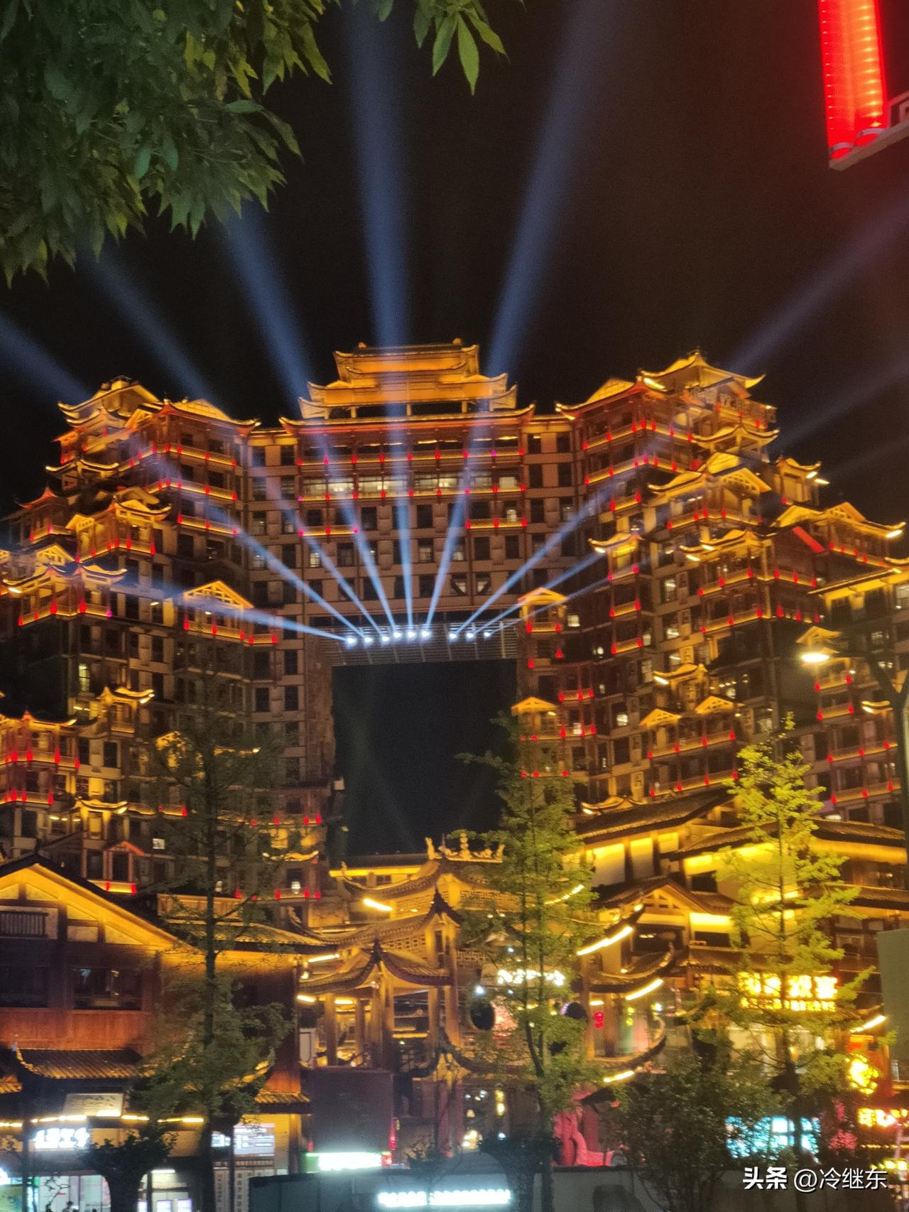 张家界七十二奇楼
寰宇一冠吊脚楼，
穿越云端星顶头。
美丽神州览胜境，
请续句…