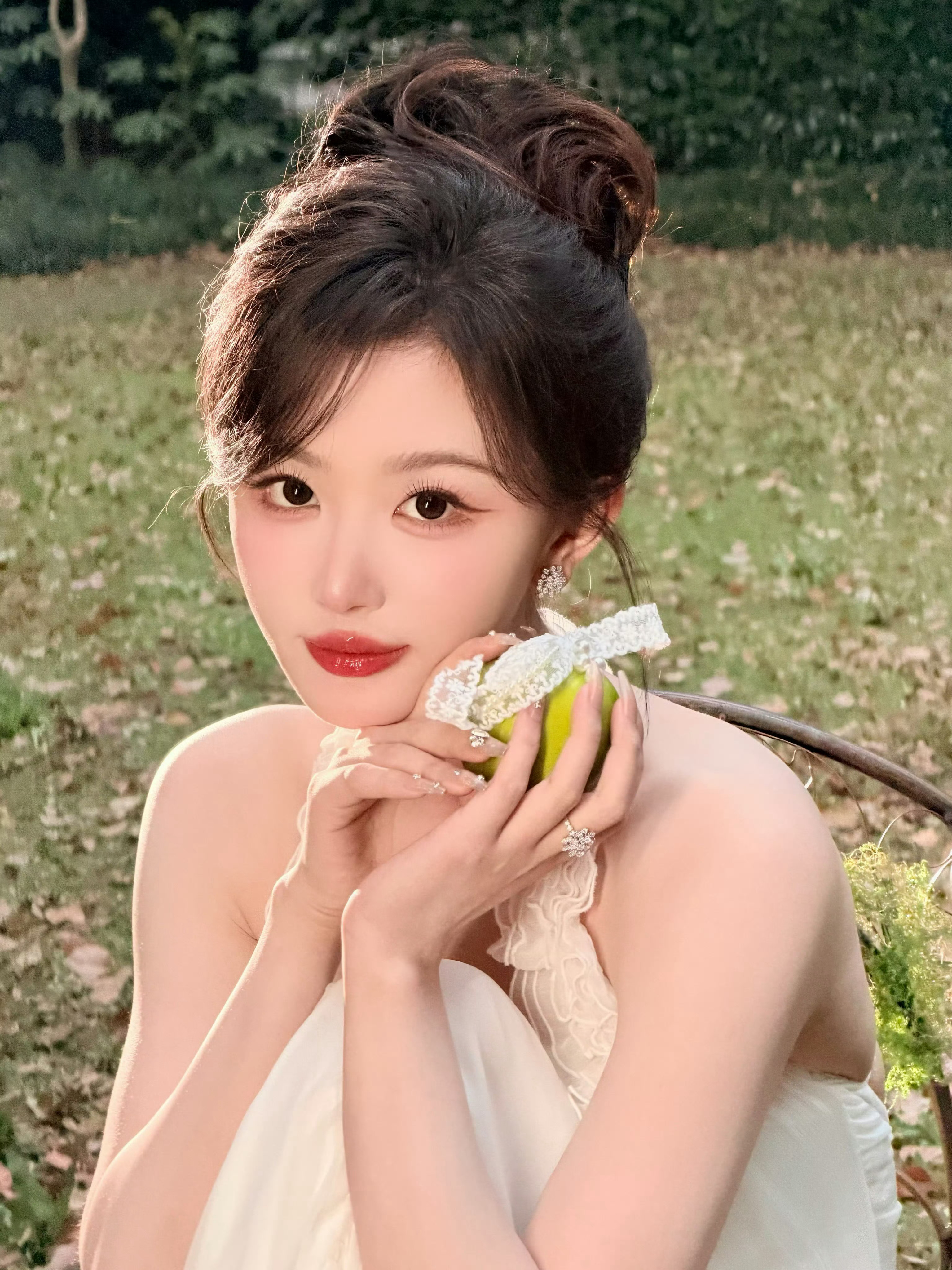 孔雪儿你美孔雪儿让我想了半天漂亮话真的会被孔雪儿美到失语挂脖白裙一穿，整个人在发