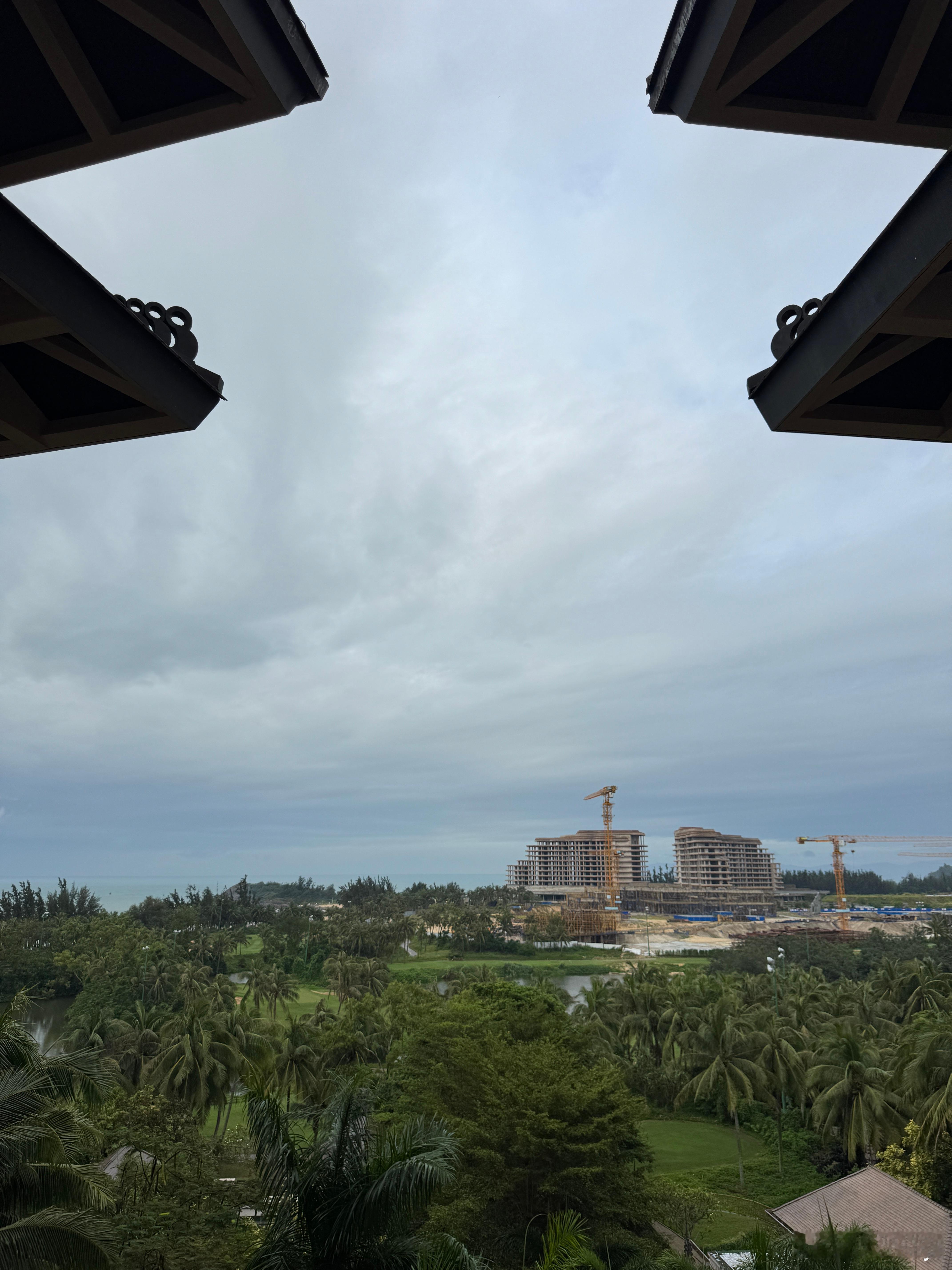 这个季节的海南岛还是很舒服的，图三这工作环境馋不馋[坏笑]我给小鹏X9加个油 ​