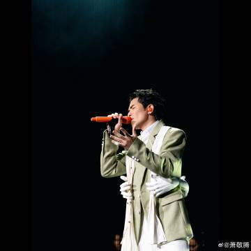 萧敬腾一出场雨就变大了  这真的是有点神奇了吧！每次出场都会下雨 