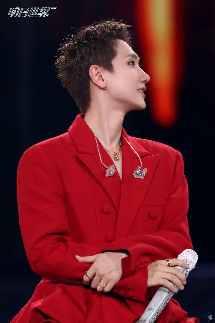 徐志胜在汪苏泷演唱会找地缝徐志胜来汪苏泷演唱会了跨界联动太有意思，徐志胜现身汪苏