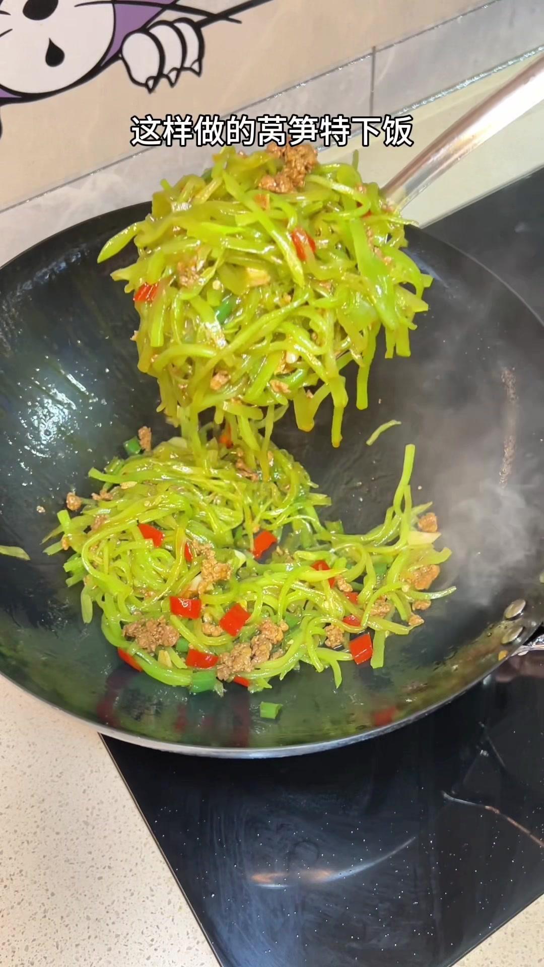 🥢莴笋只要多加这一步，弄出来脆嫩爽口，特下饭。

1️⃣莴笋处理：莴笋切块，加