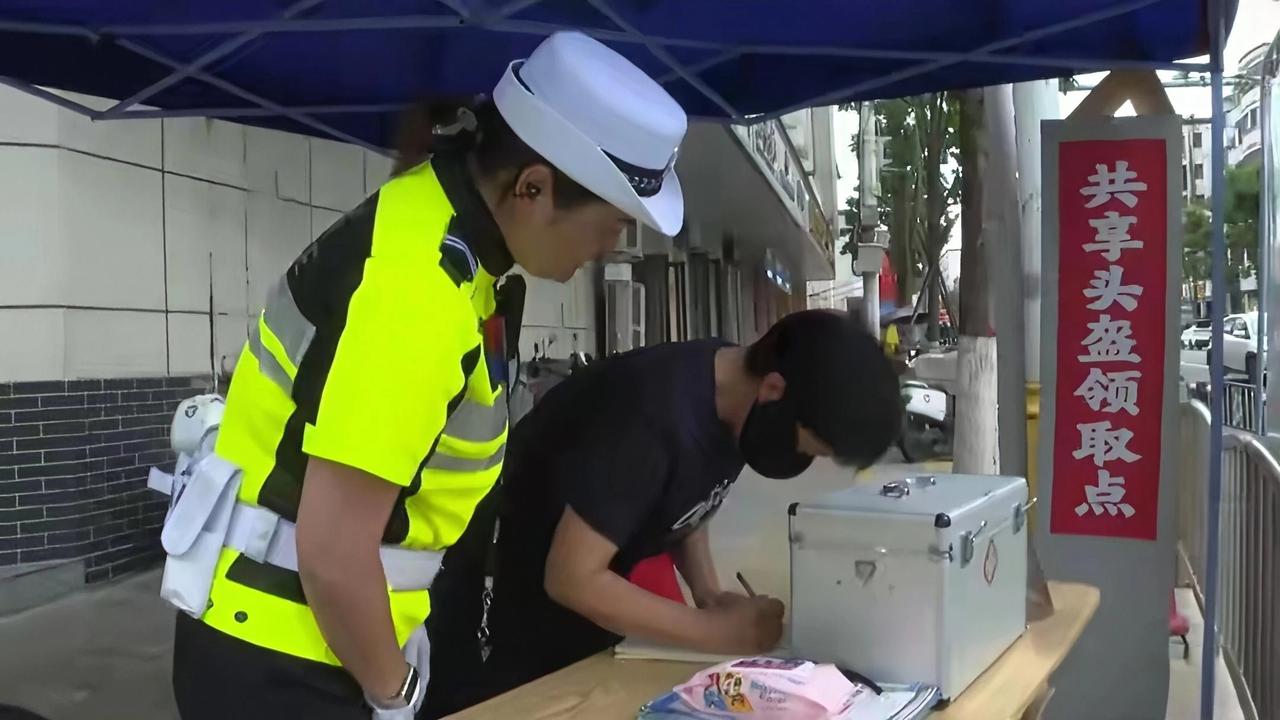 【谁说交警只会开罚单？淅川这群"荧光绿"暖到我了！】
昨天路过淅川城区十字路口，
