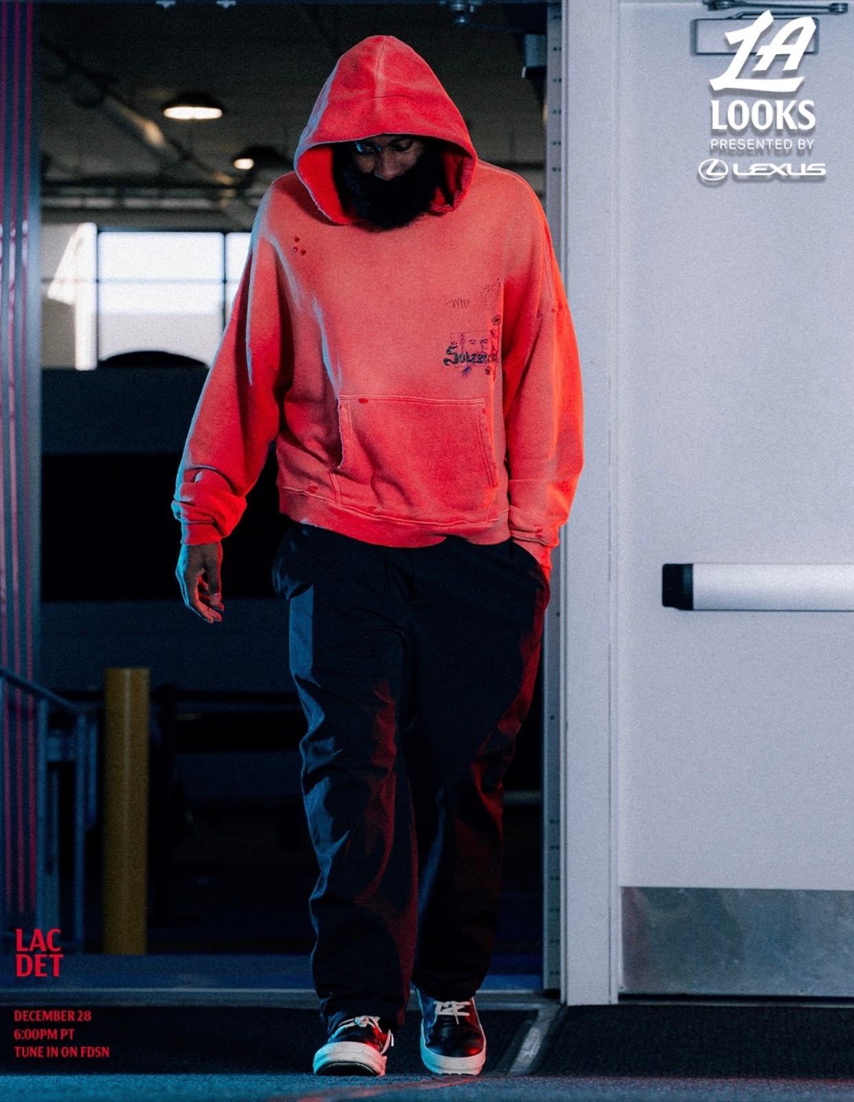 登哥身穿红色卫衣入场 