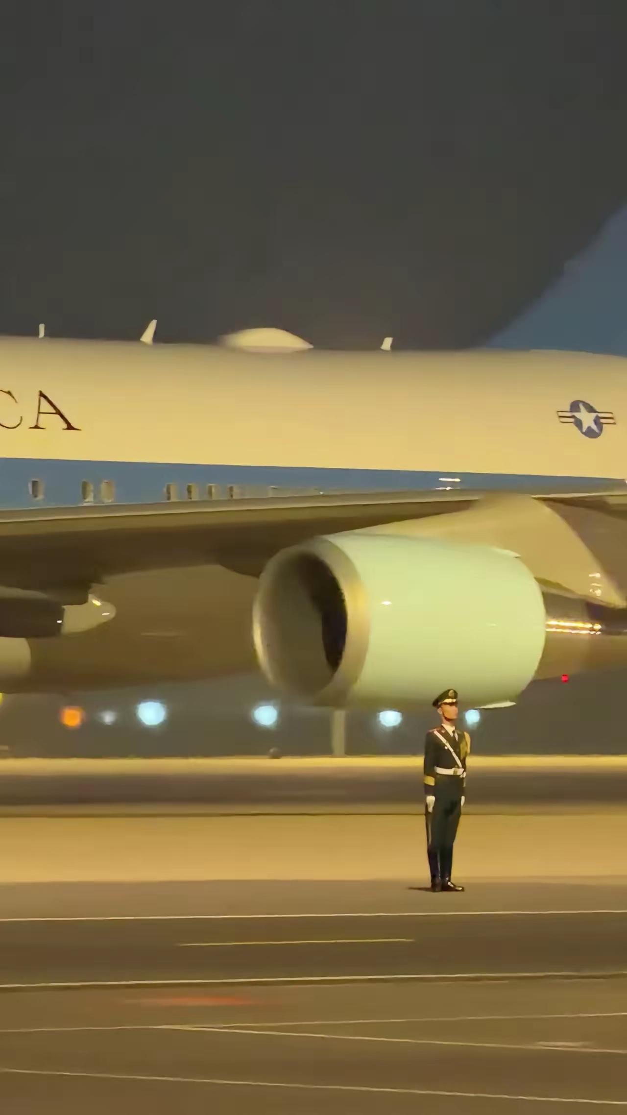 仪仗兵与空军一号的距离应在20米以上，并非有些人“惊叹”的仅有几米。这是由于波音