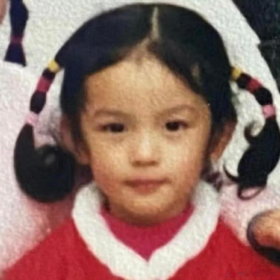小时候的周也 