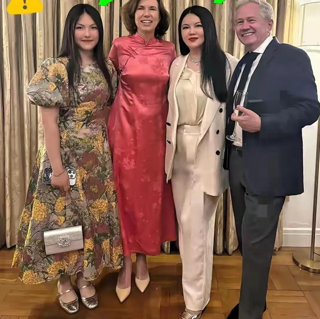 李湘给她那15岁的女儿王诗龄，打扮的越来越老气。
从小都是往富婆方向打扮。
没有