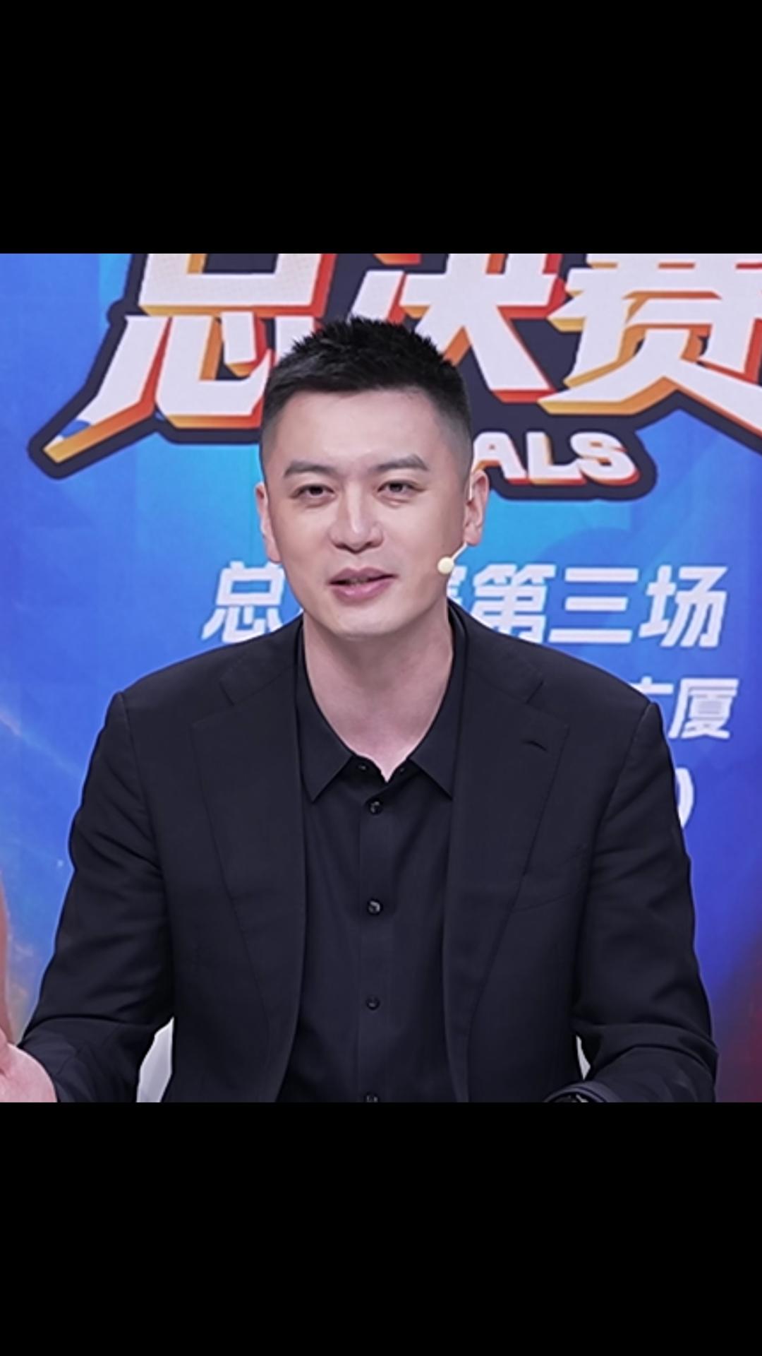 在国内众多篮球评论员中，杨鸣绝对是专业权威，口齿伶俐，逻辑思维非常强的人。他利用
