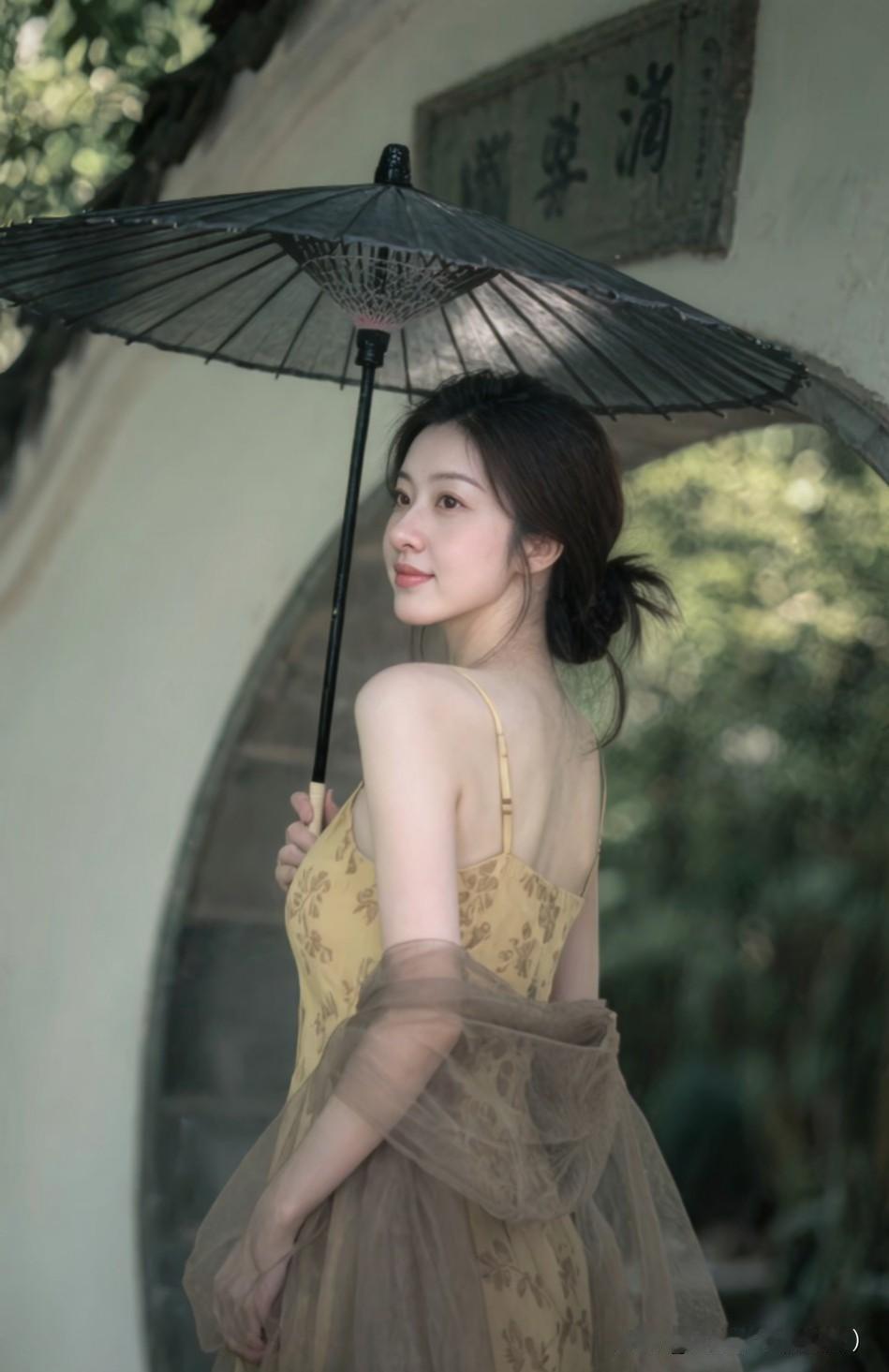 缘分这东西，
就像天上的云，
聚散皆有定数，
从不由人。
它来的时候悄无声息，