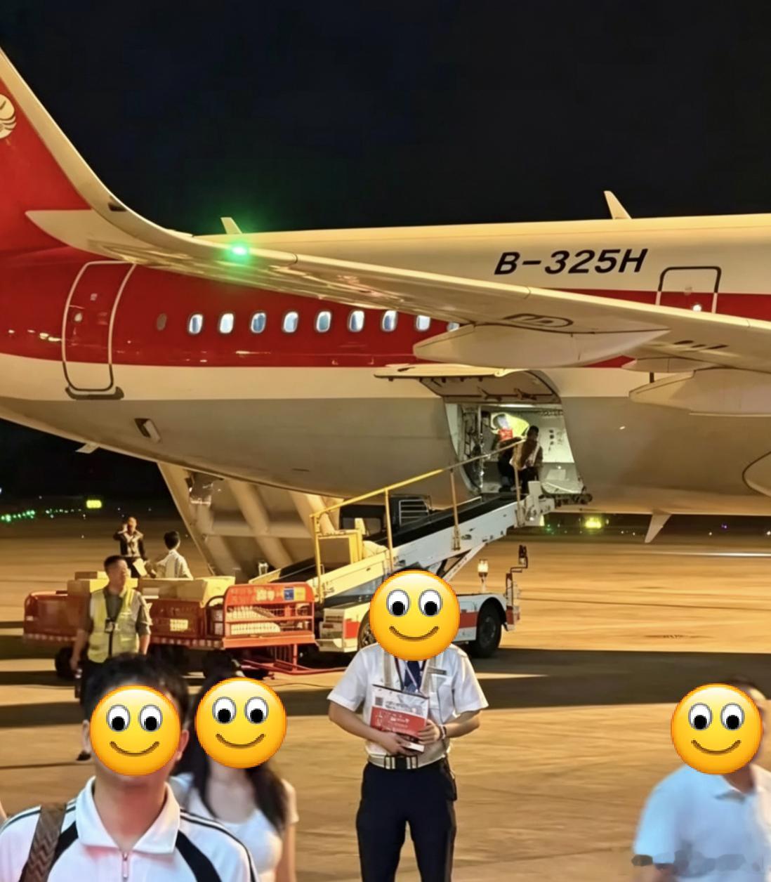 又放滑梯了啊？据说是在天府机场，咋回事啊？ 