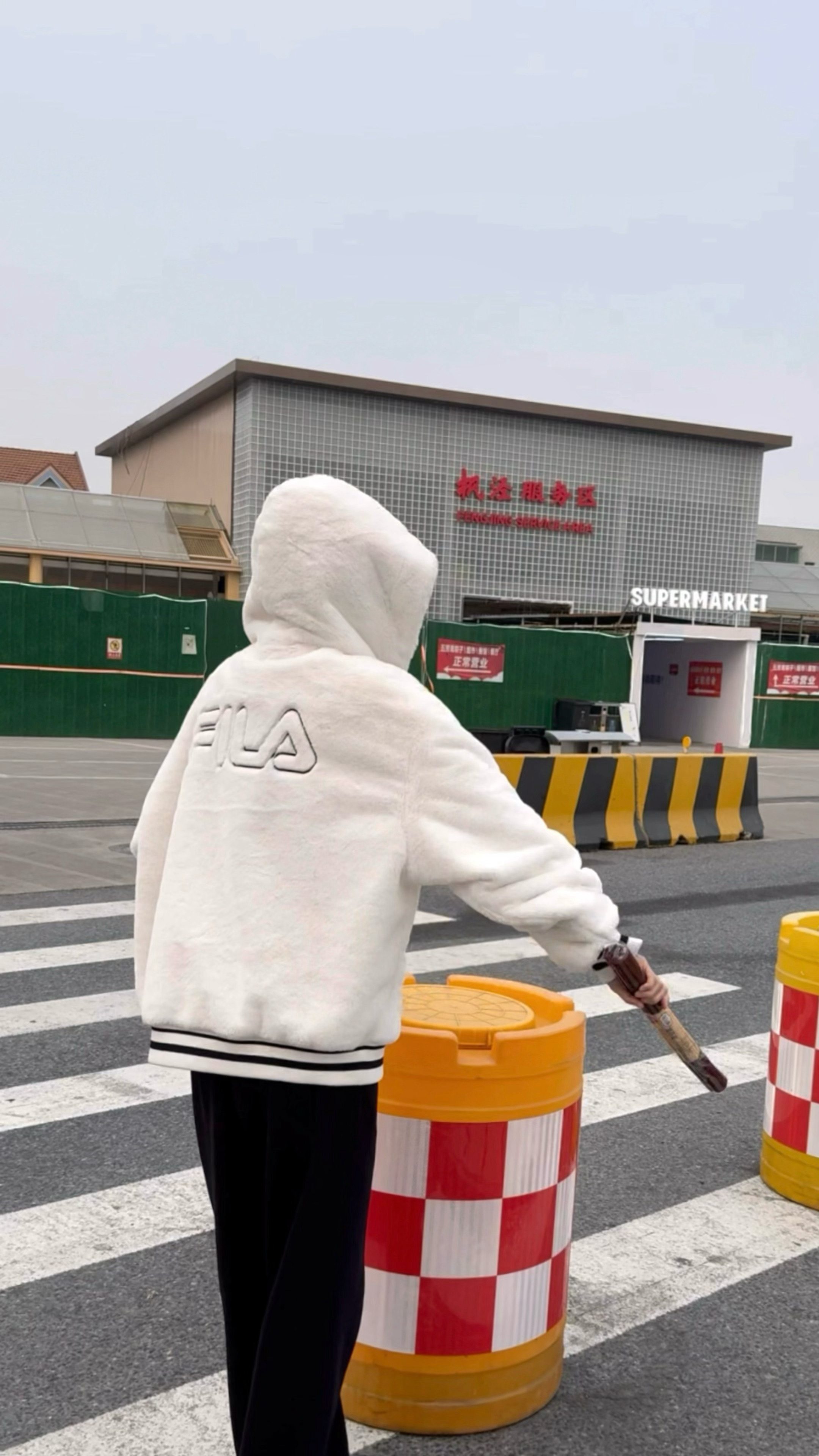 群友说杨幂拿着的是果丹皮，有这么大的吗？[笑cry][哆啦A梦吃惊] ​​​