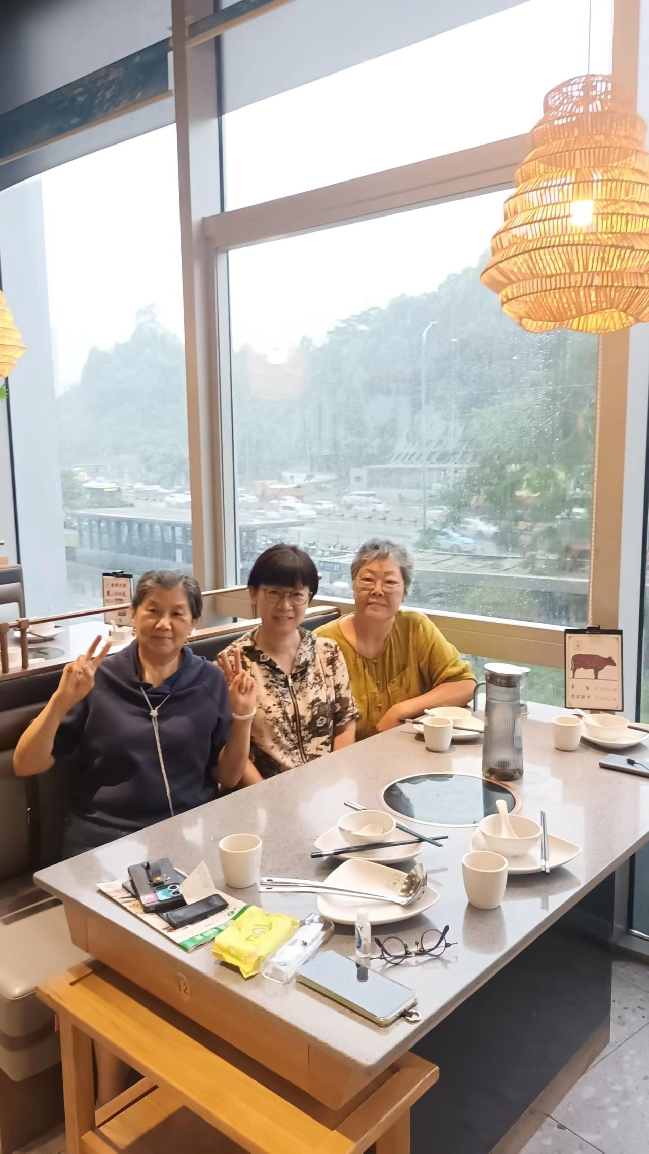 风雨中深圳莲塘口岸，亲友聚首安坐享膳。2026亚太经合组织会议11月将于深圳举行