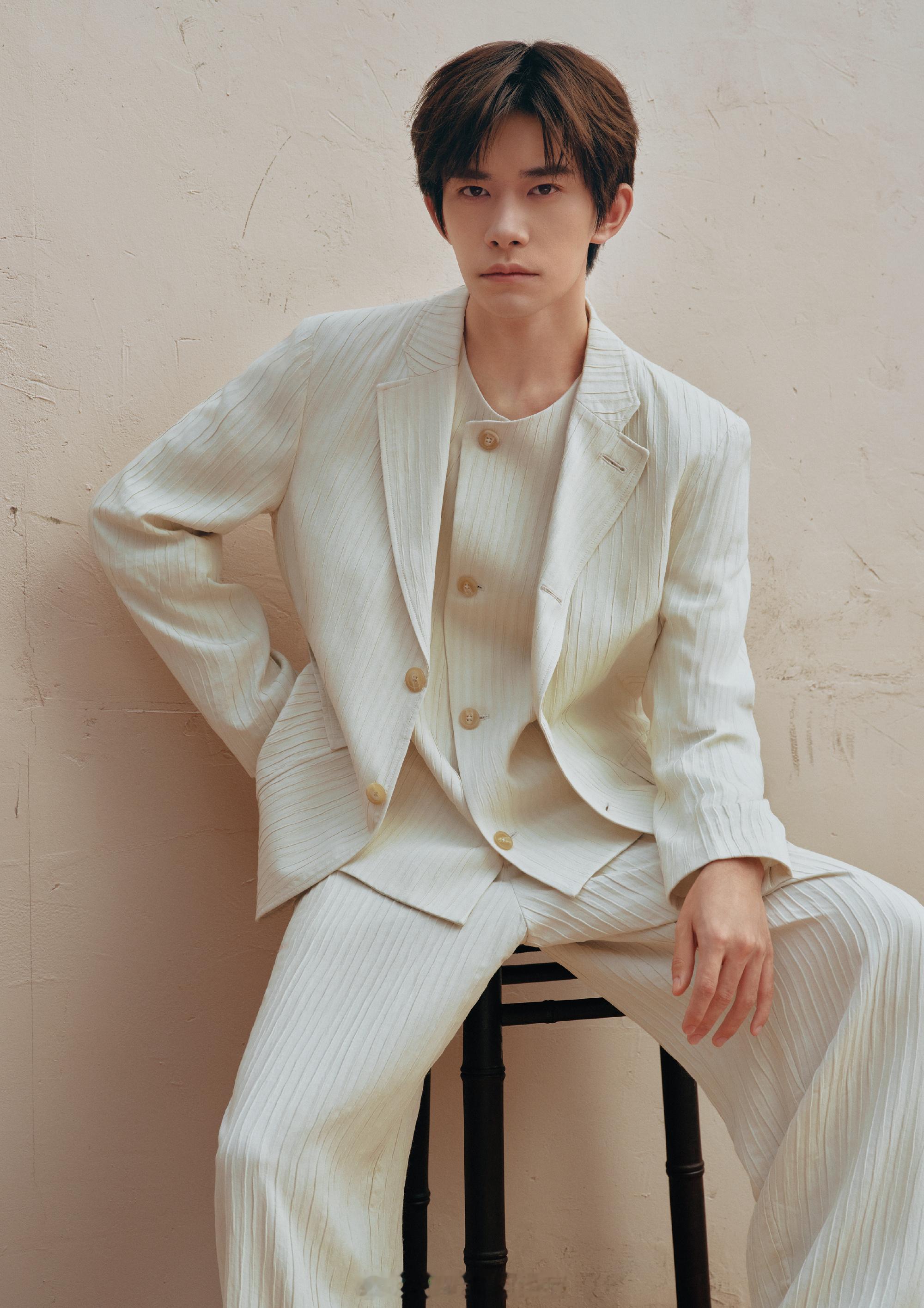 易烊千玺2026 春夏系列大片 易烊千玺2026 春夏系列大片六组套装演绎，谱写