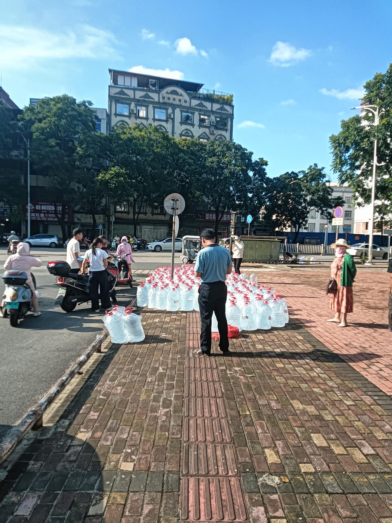 刚经过贵港市江北大道这里有纯净水卖，据其讲是36斤一瓶价钱是12元。近段暴雨过后