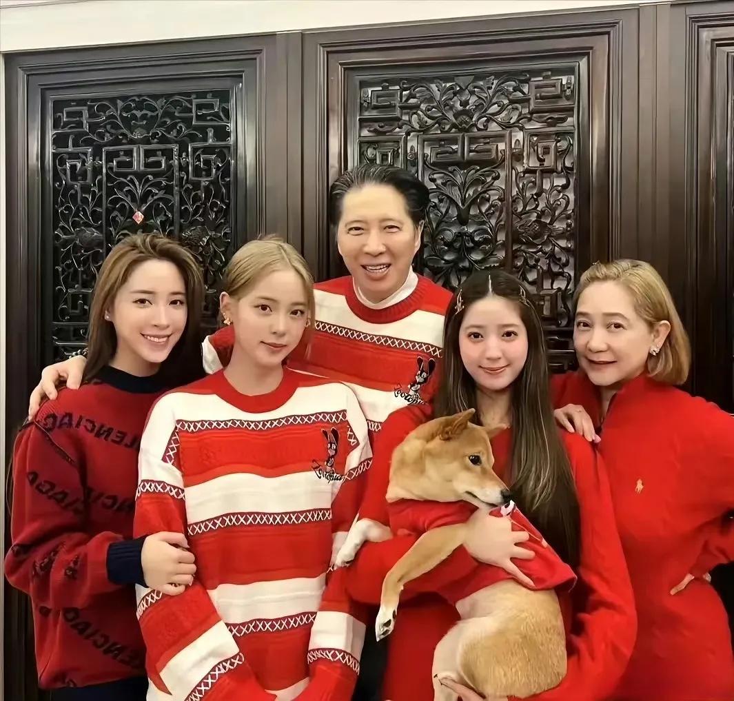 欧阳娜娜全家福！

欧阳娜娜姊妹三个，姐姐欧阳妮妮长的像爸爸，鼻子嘴巴脸型都挺像