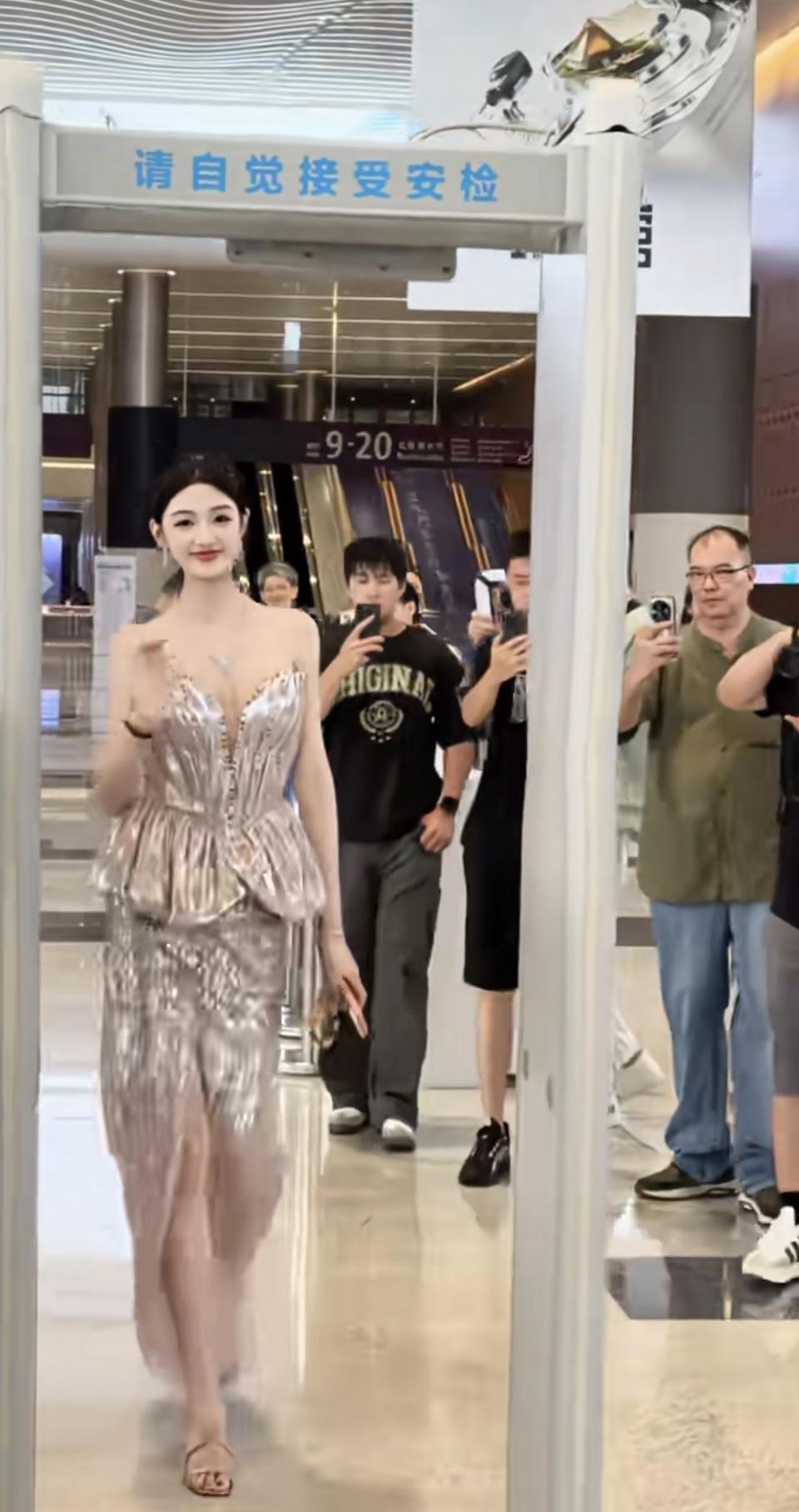 银装美人行，引得众人瞩目。