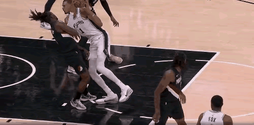 文班亚马还是太年轻，上一场自己转身过人就被霍乐迪撤凳子摔倒，今日又来这一招，几乎