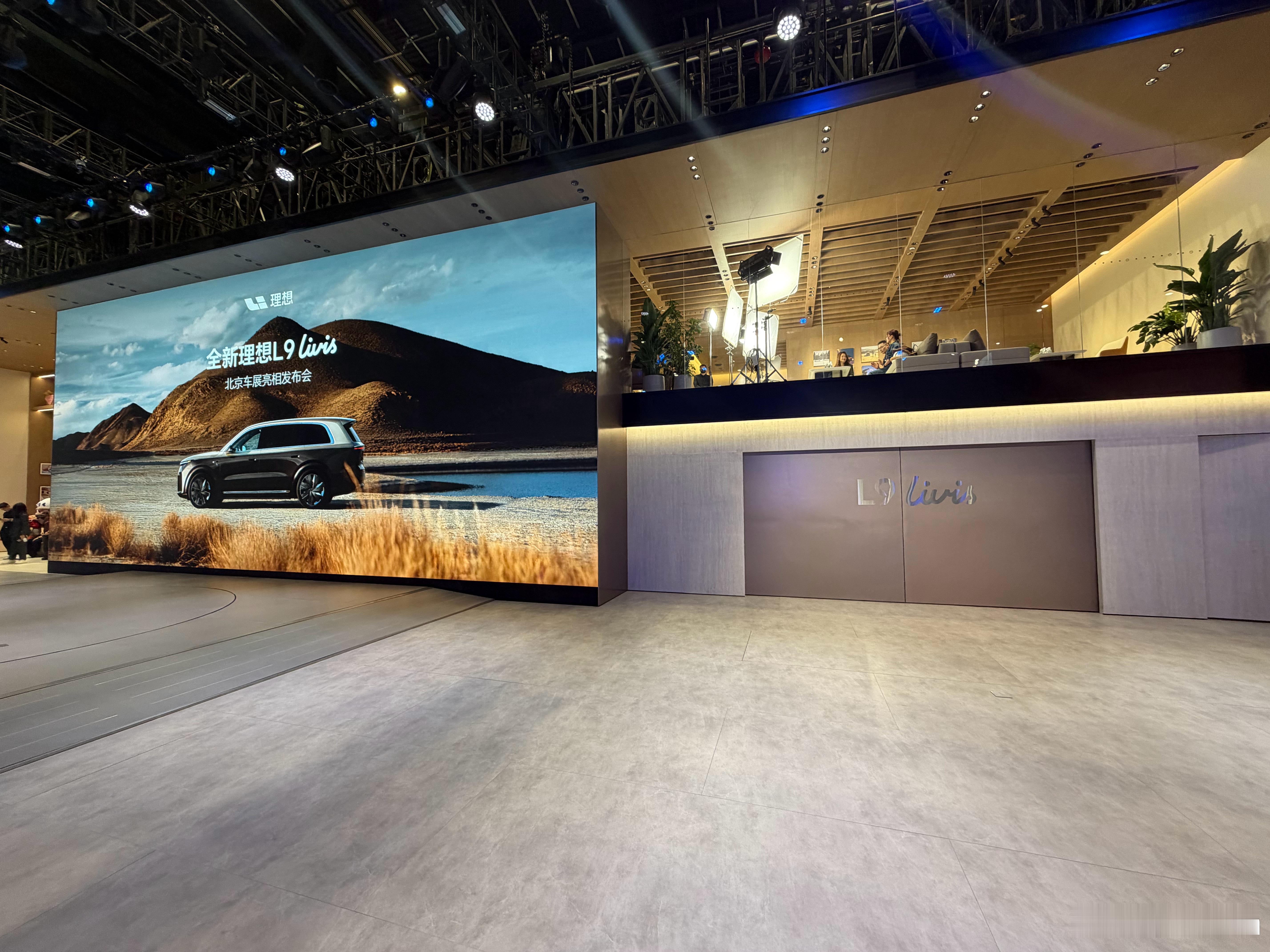 一会儿这里会出来什么神奇的物种呢理想L9Livis车展首秀全新一代理想L9