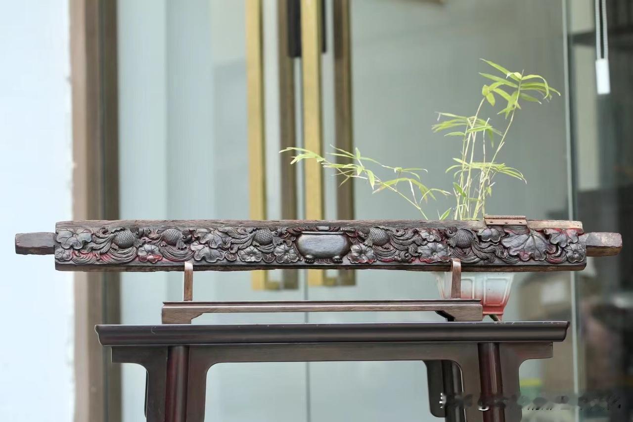 一根镇尺，最难得的不是雕得满，而是繁而不乱。

这件小叶紫檀「金玉满堂」，取老料