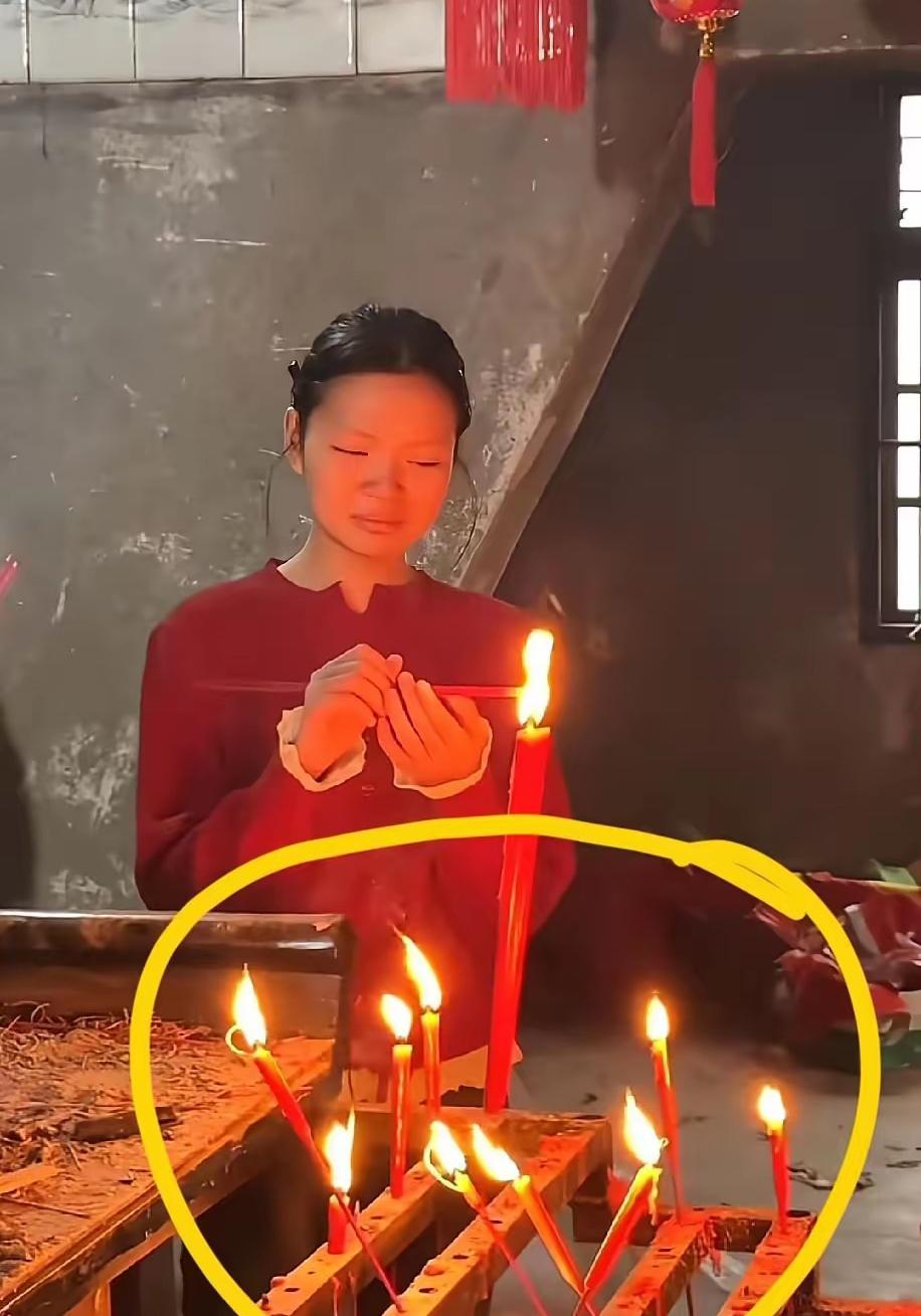 去妈祖庙，蜡烛歪了千万别扶，那是妈祖在跟你说话。
两烛靠拢成十字，是天地交泰，所