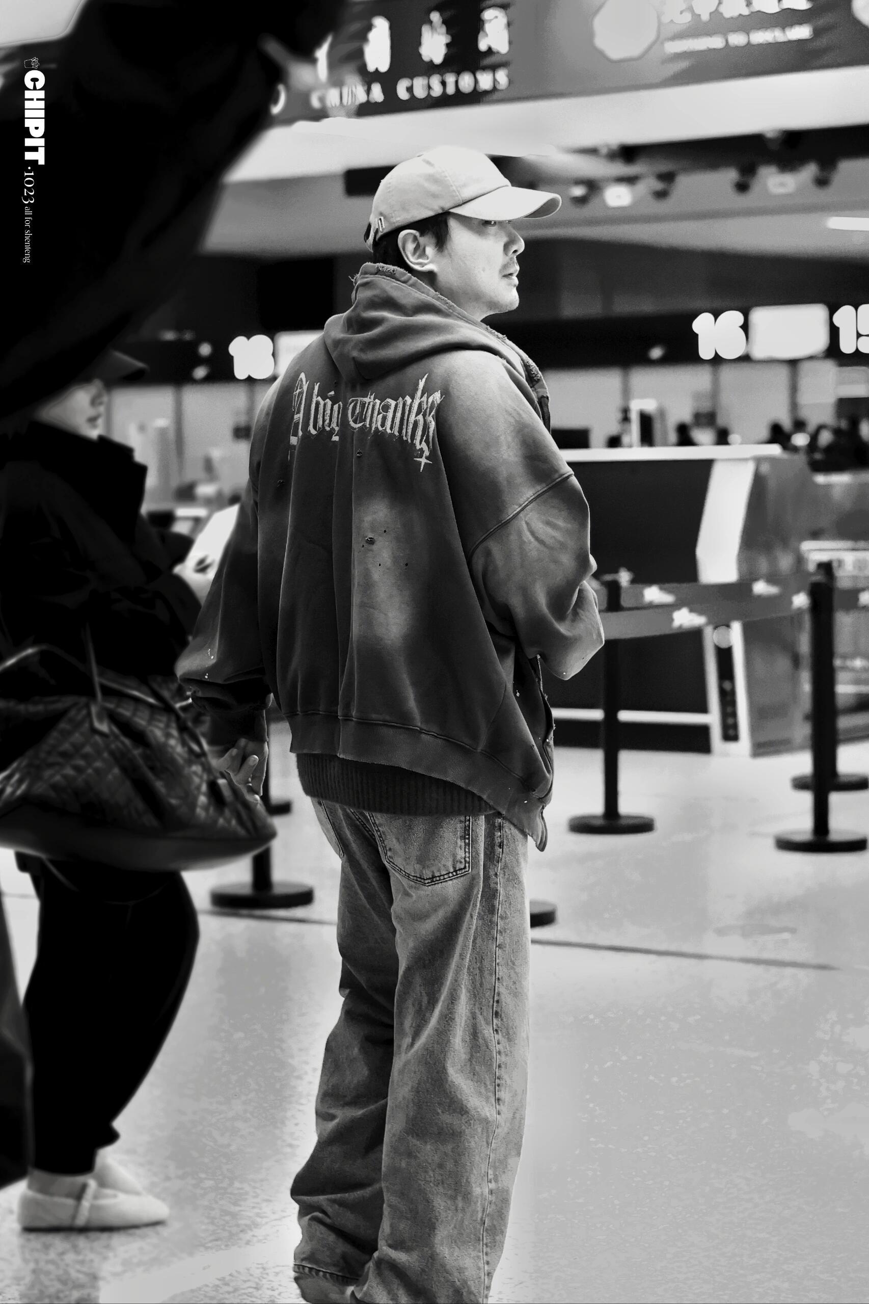 还真别说！樱花树下站谁都美，追星女的爱给谁都热烈，沈叔叔站姐的图也是绝了，太有氛