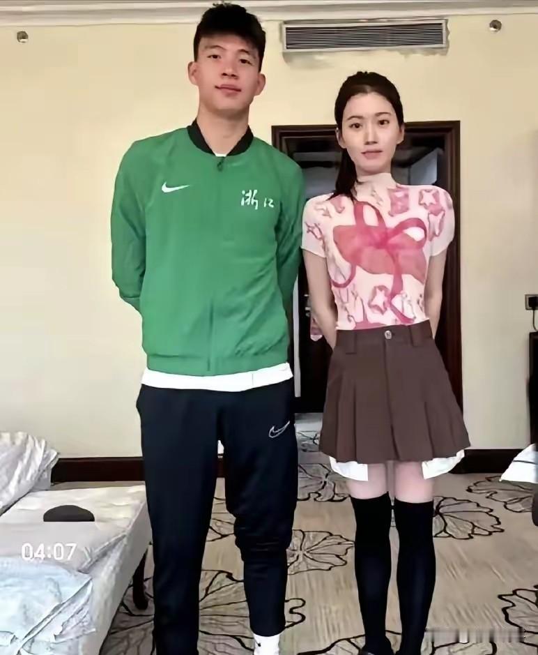 王钰栋旁边那个姐姐，比进球集锦还抓人。

不是因为粉衣配百褶多会穿

也不是因为