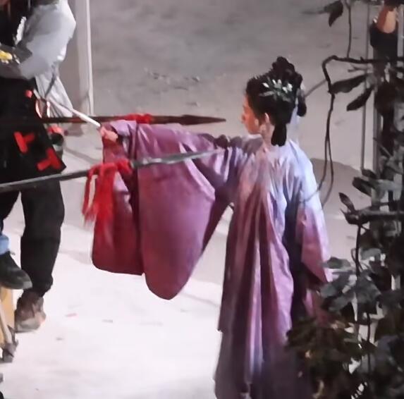 陈都灵翘楚再演扎女陈都灵这次把翘楚演活了！挥刀时青筋暴起、眼神猩红，将角色的狠劲