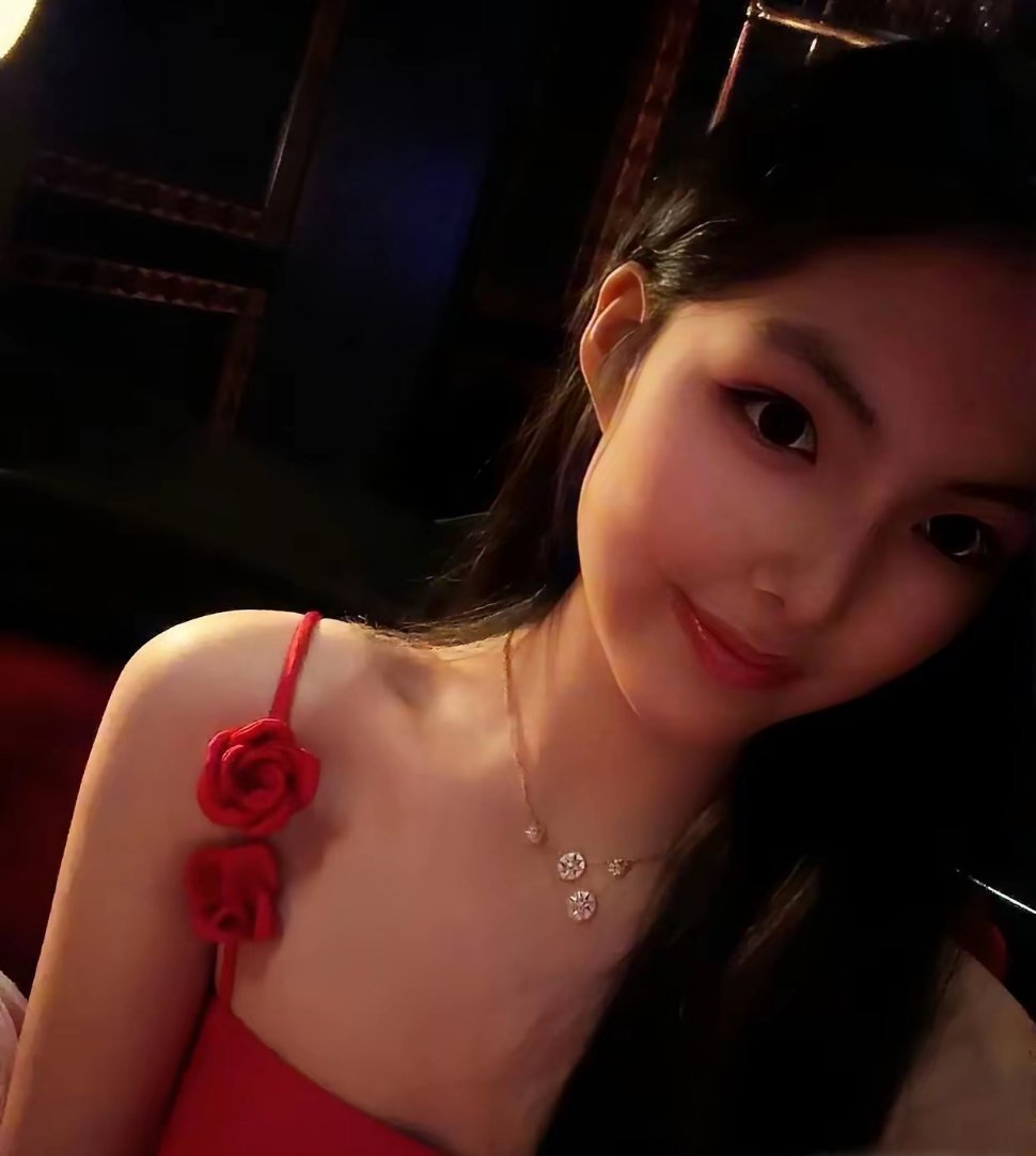 王诗龄美炸天，晒英国过年，一身红裙皮肤白皙，没见过这么漂亮的女孩子！ 