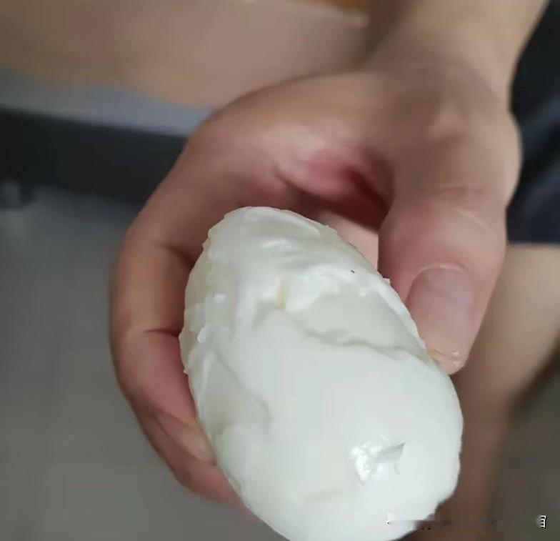 河北，一名男子早上煮了一个鸡蛋当早餐，煮好后他给捞了出来放到了冷水里，放了一分钟