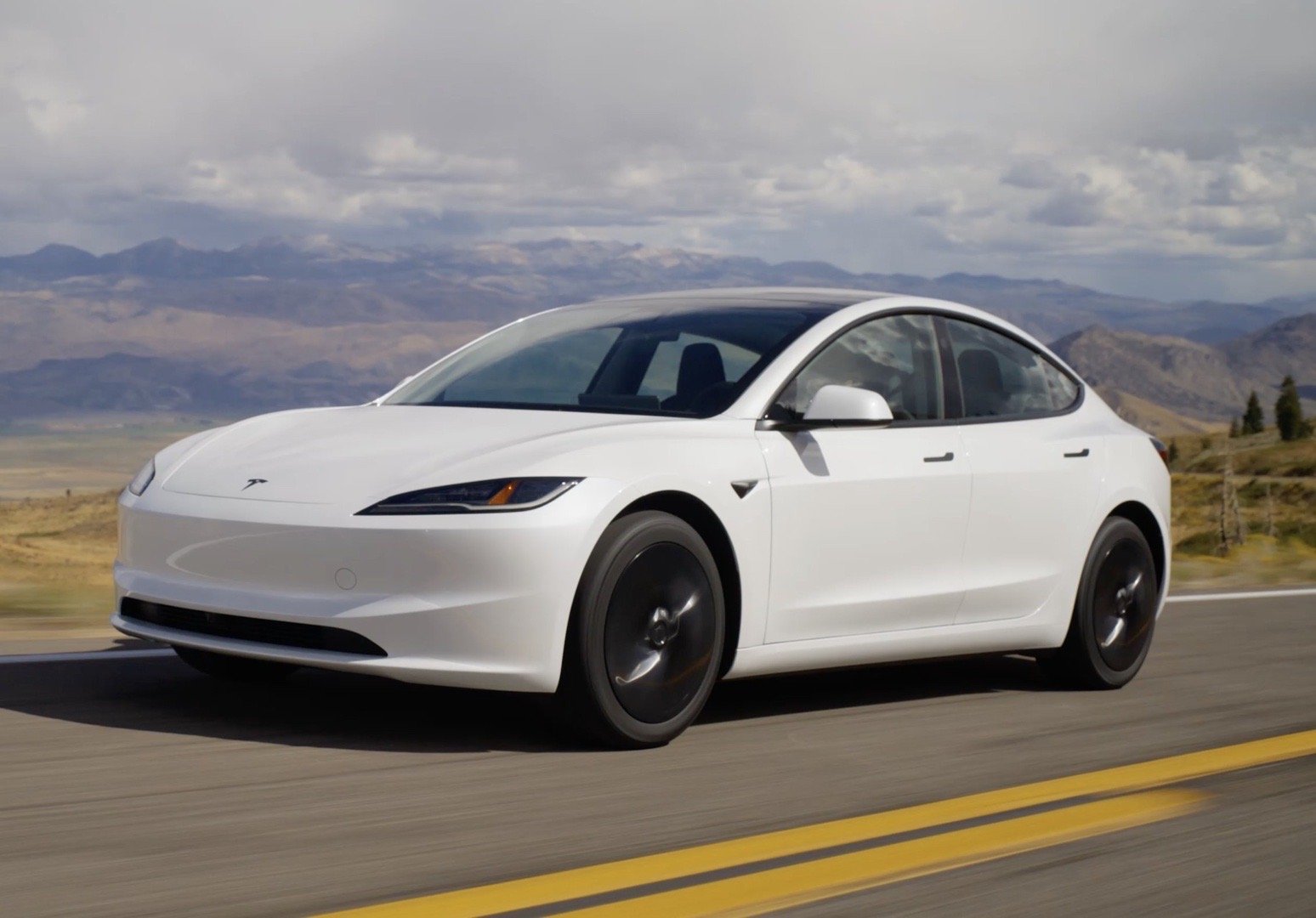 特斯拉美国官网刚上了Model Y和Model 3的标准版车型。外观有了些改动，
