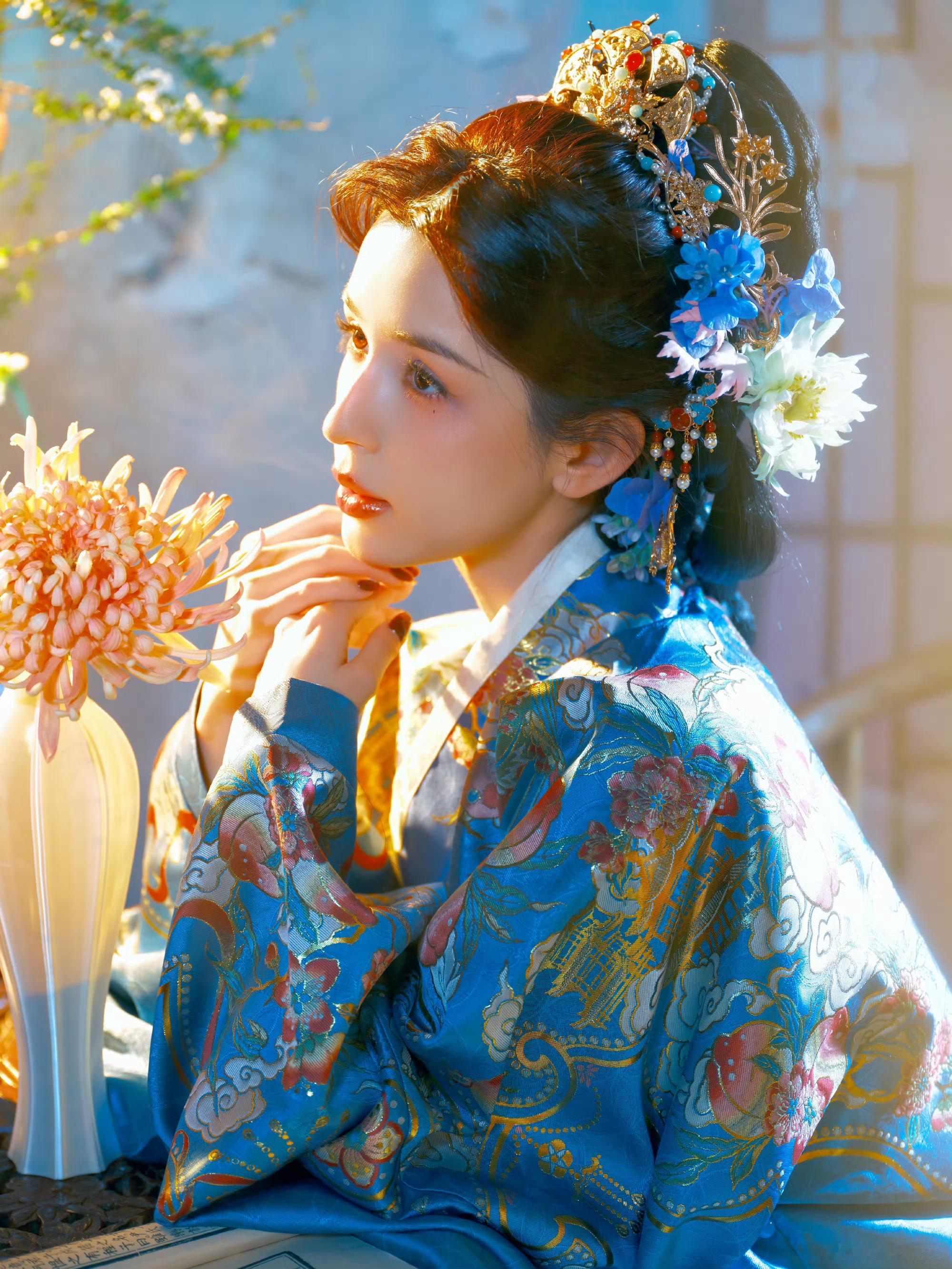 哈妮克孜花神写真哈妮克孜花神写真美成啥了！蓝调襦裙配刺绣祥云，想从画里走出来的仙