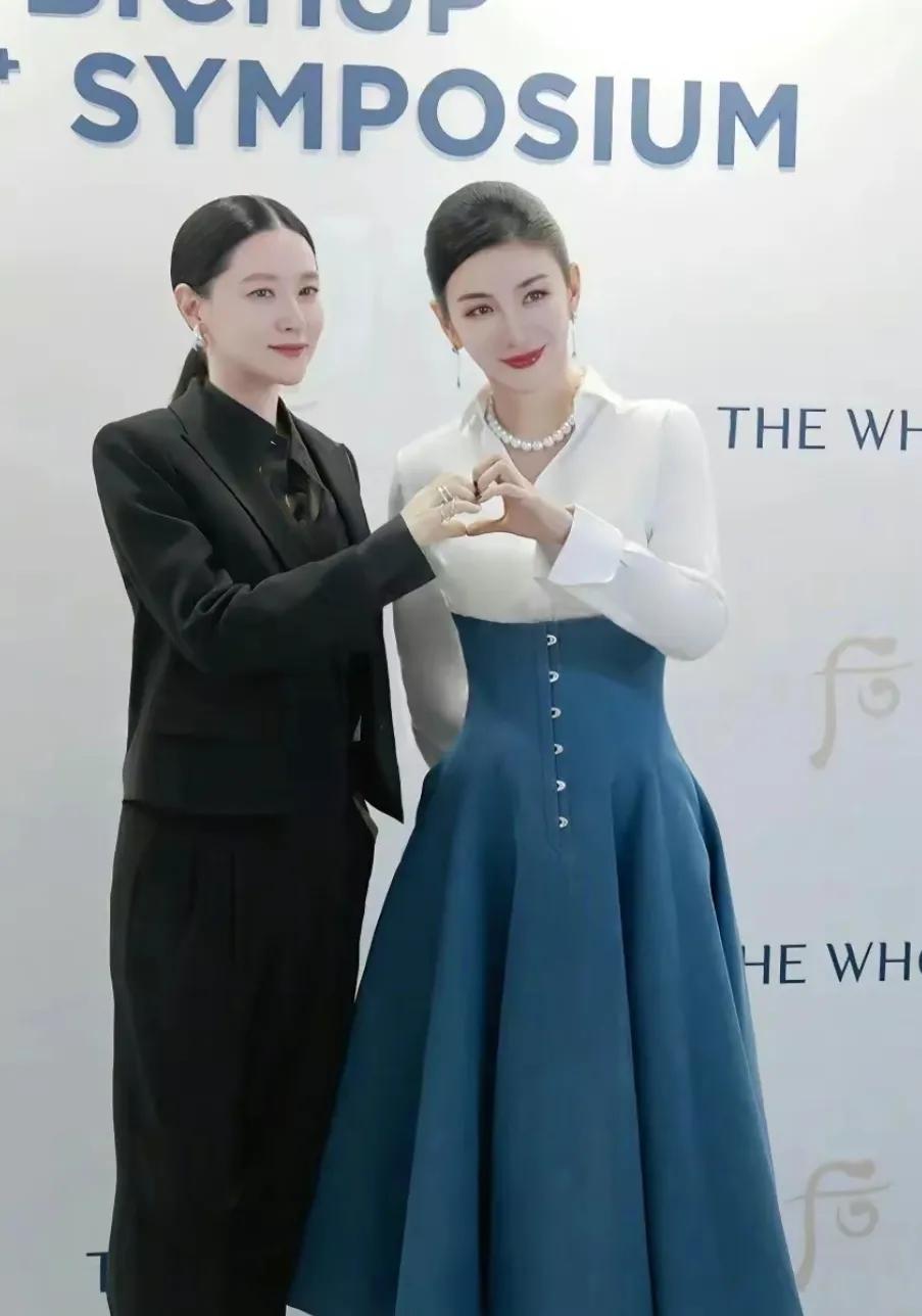 李英爱黄奕同框
黄奕最近去韩国参加活动时
与李英爱的同框照太惊艳人了
让人挪不开